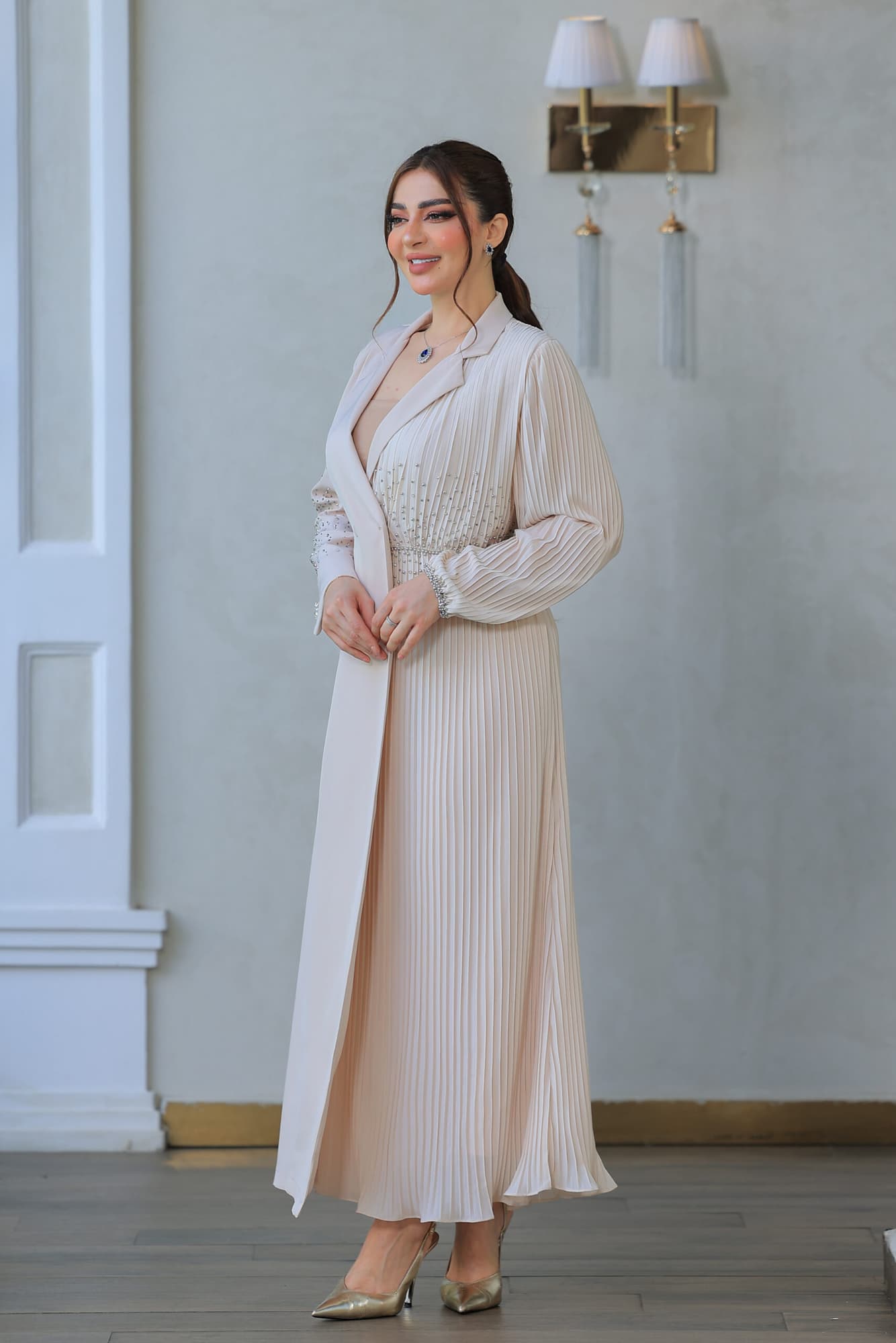 فستان أنيق يتميز بتصميمه الكلاسيكي يجمع بين الأناقة والبساطة