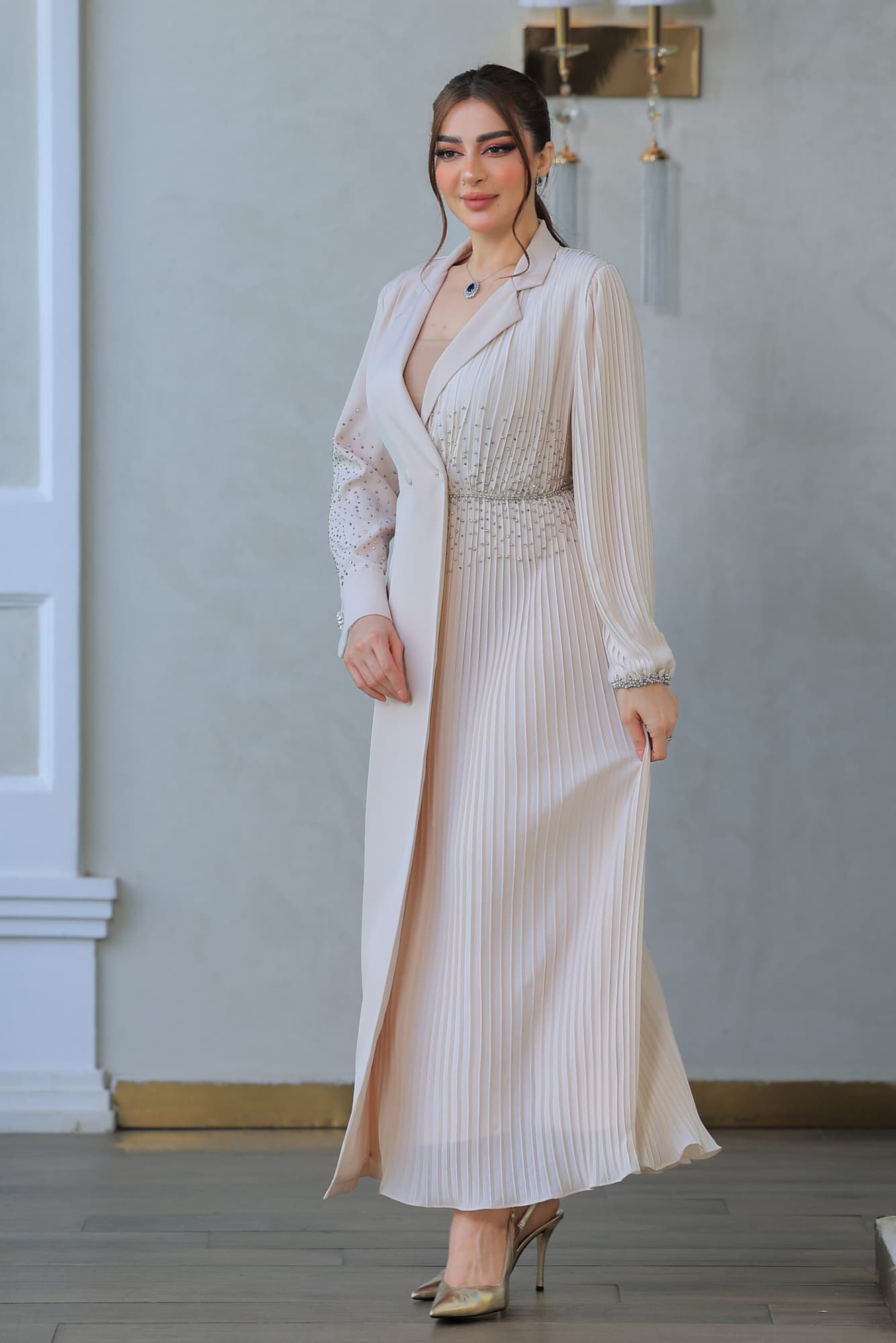 فستان أنيق يتميز بتصميمه الكلاسيكي يجمع بين الأناقة والبساطة