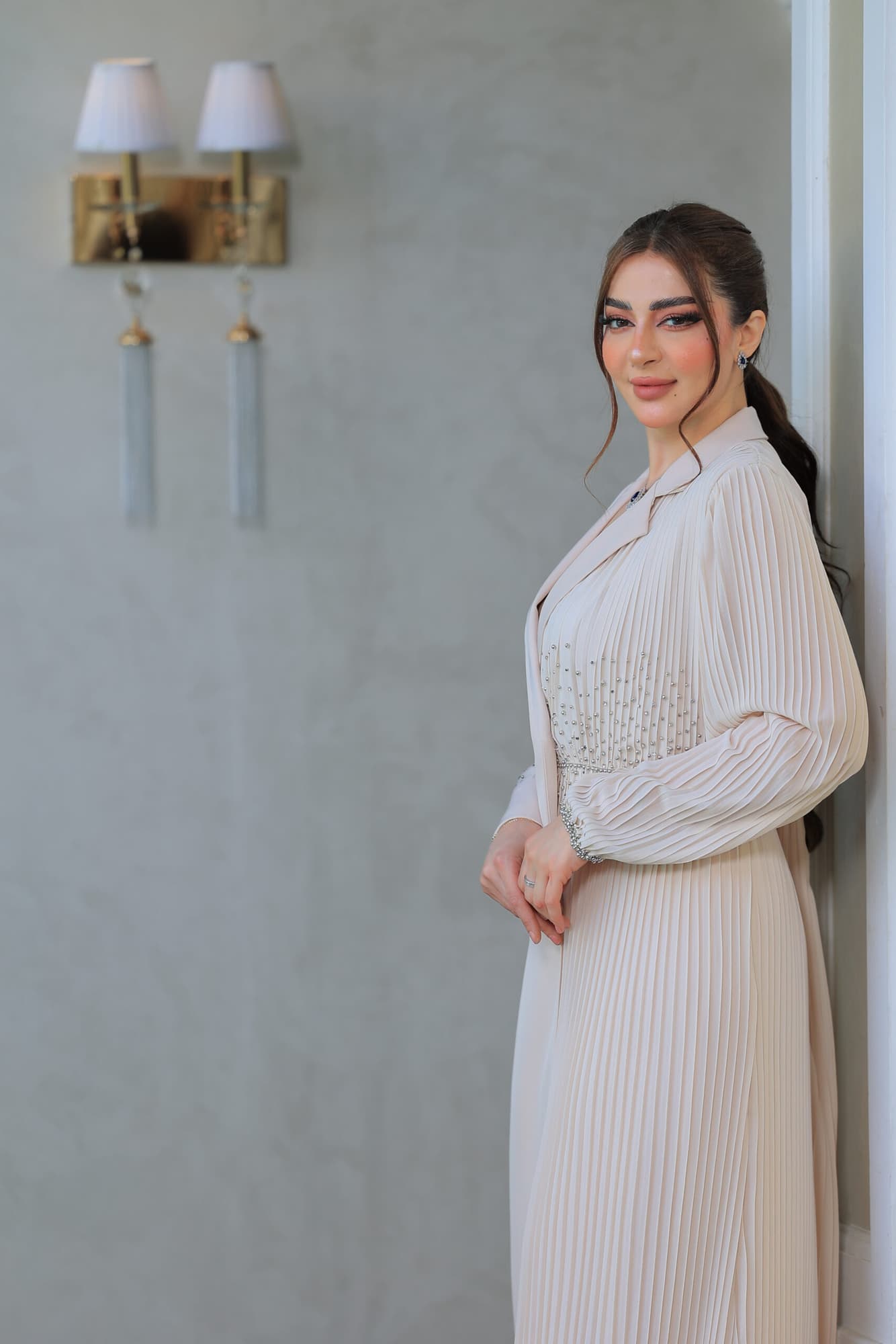 فستان أنيق يتميز بتصميمه الكلاسيكي يجمع بين الأناقة والبساطة