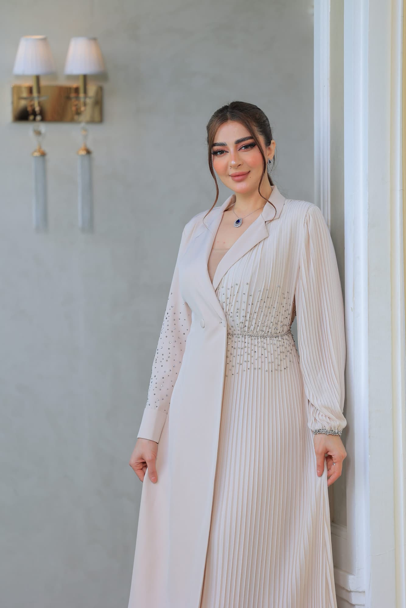 فستان أنيق يتميز بتصميمه الكلاسيكي يجمع بين الأناقة والبساطة