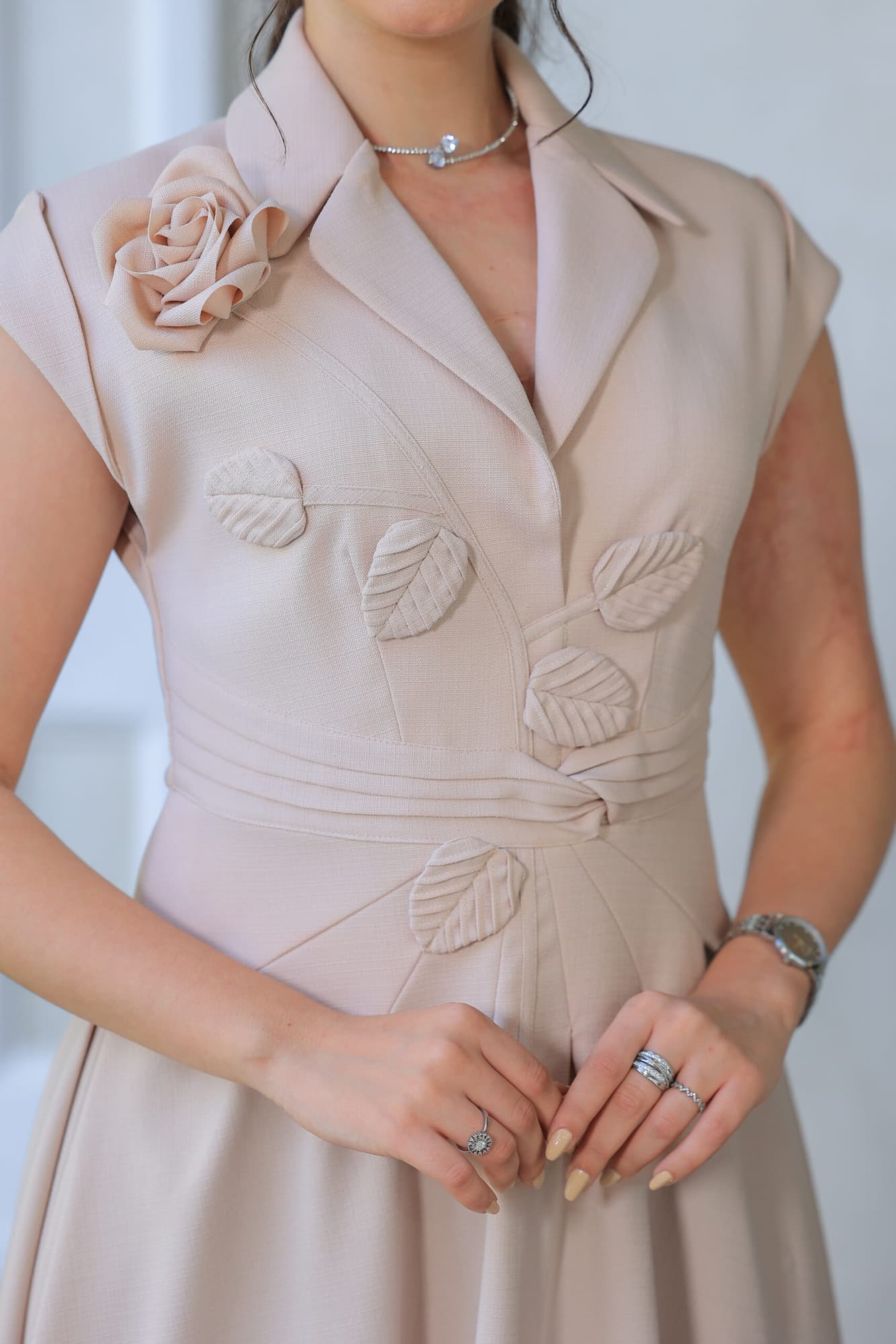 فستان مزين بورود وأوراق مصنوعة من نفس القماش خربزي فاتح