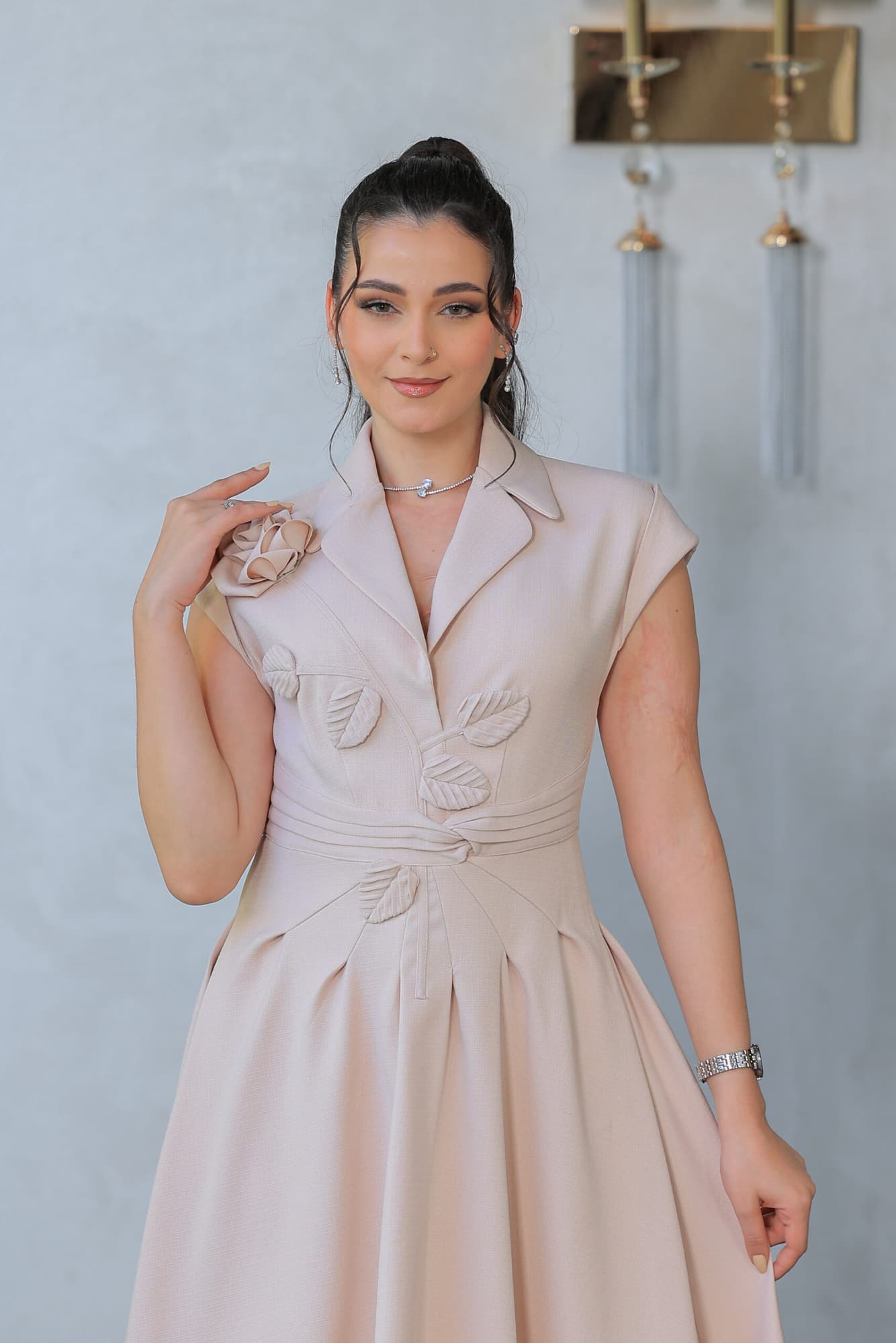 فستان مزين بورود وأوراق مصنوعة من نفس القماش