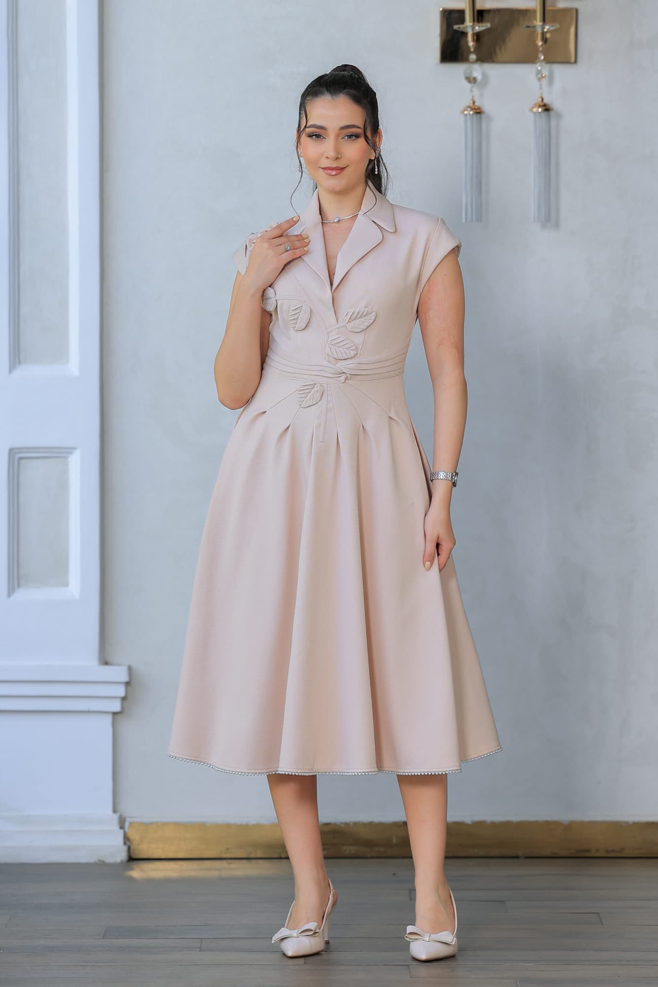 فستان مزين بورود وأوراق مصنوعة من نفس القماش