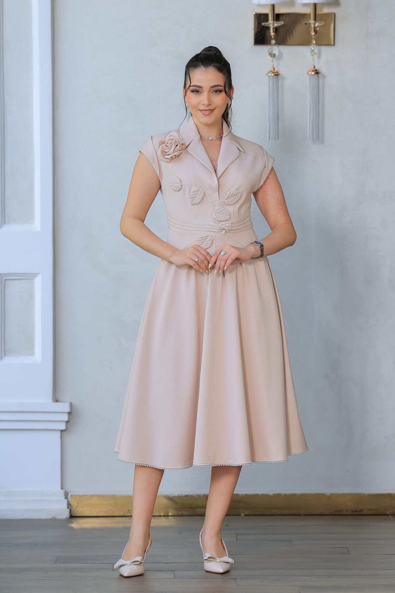 فستان مزين بورود وأوراق مصنوعة من نفس القماش