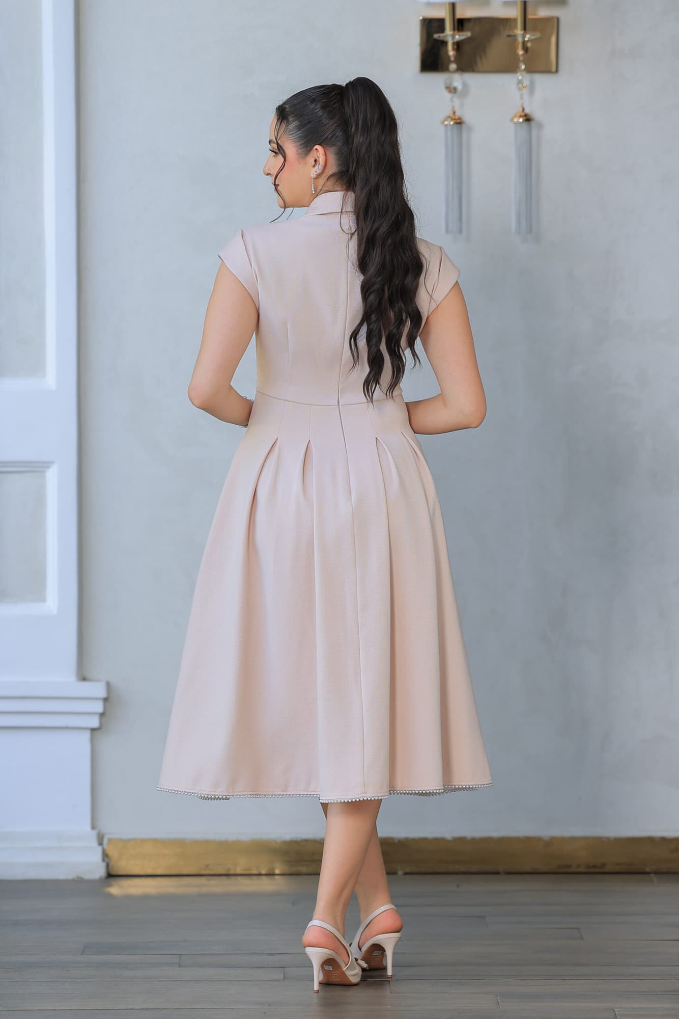 فستان مزين بورود وأوراق مصنوعة من نفس القماش