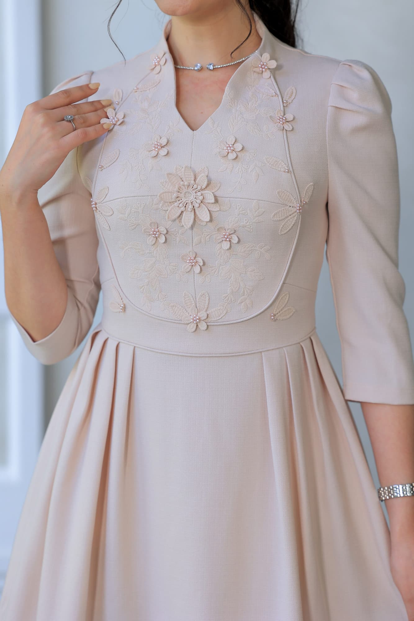 فستان ميدي مزين بطبعات ورود على الصدر