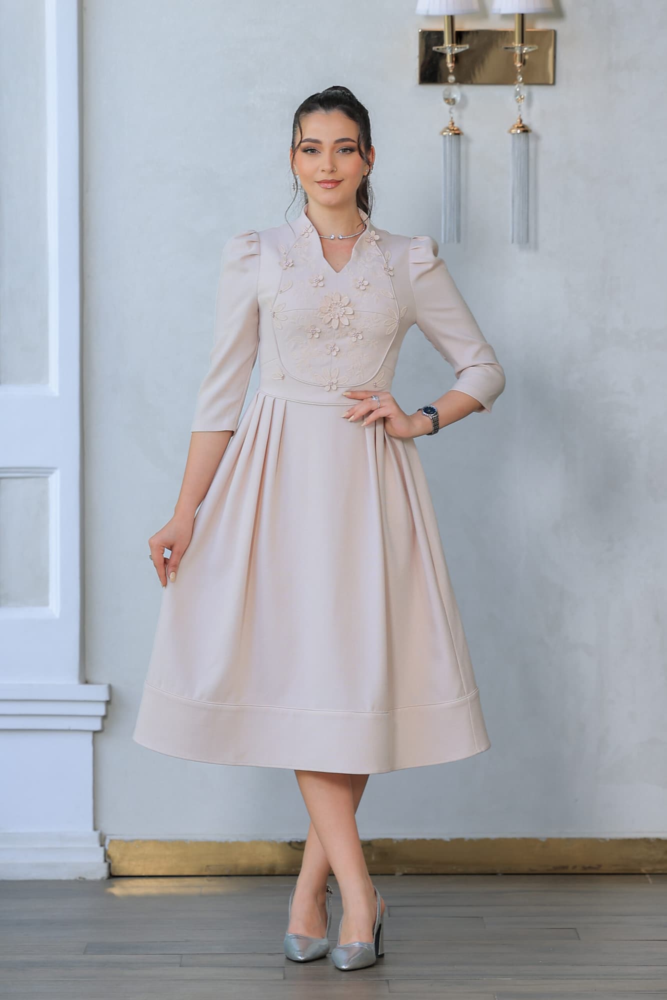 فستان ميدي مزين بطبعات ورود على الصدر