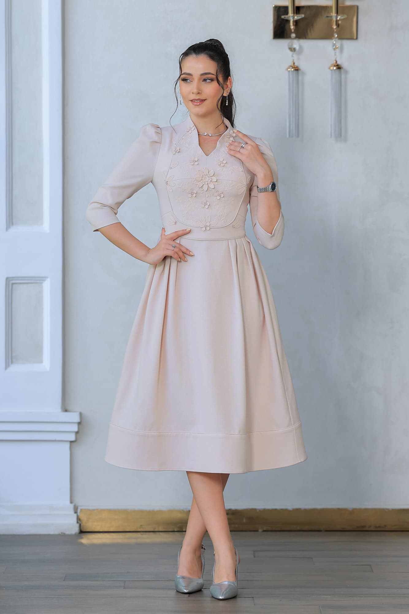 فستان ميدي مزين بطبعات ورود على الصدر