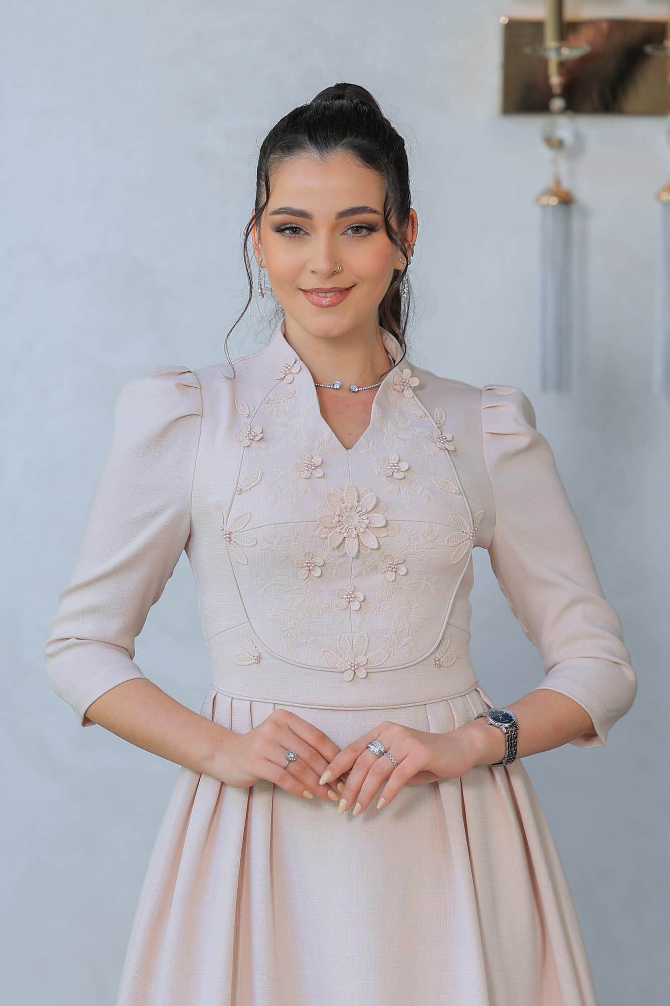 فستان ميدي مزين بطبعات ورود على الصدر