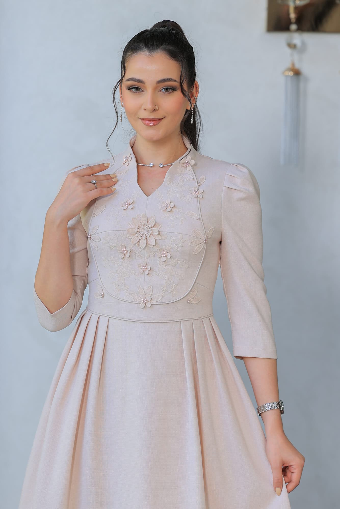 فستان ميدي مزين بطبعات ورود على الصدر