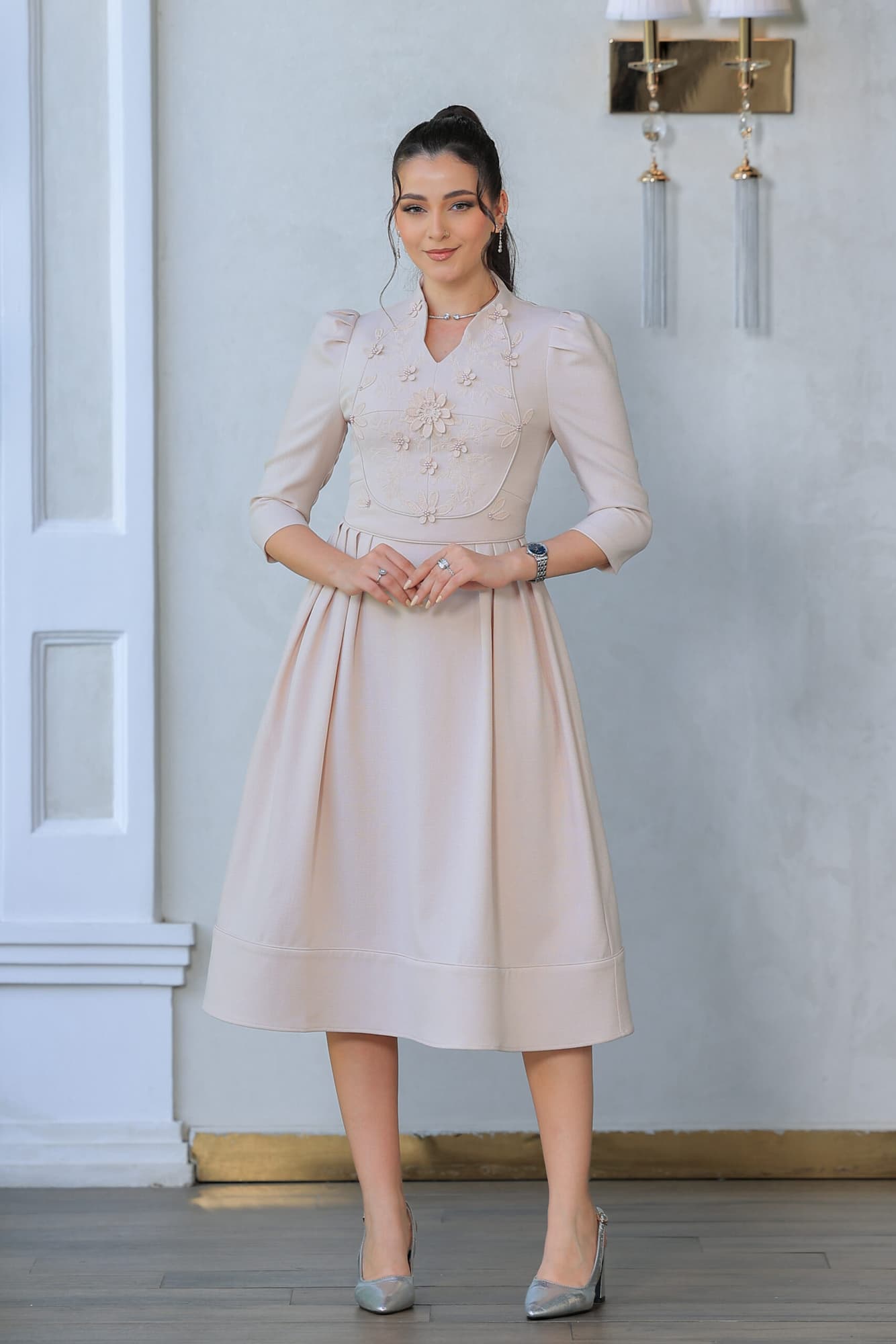 فستان ميدي مزين بطبعات ورود على الصدر