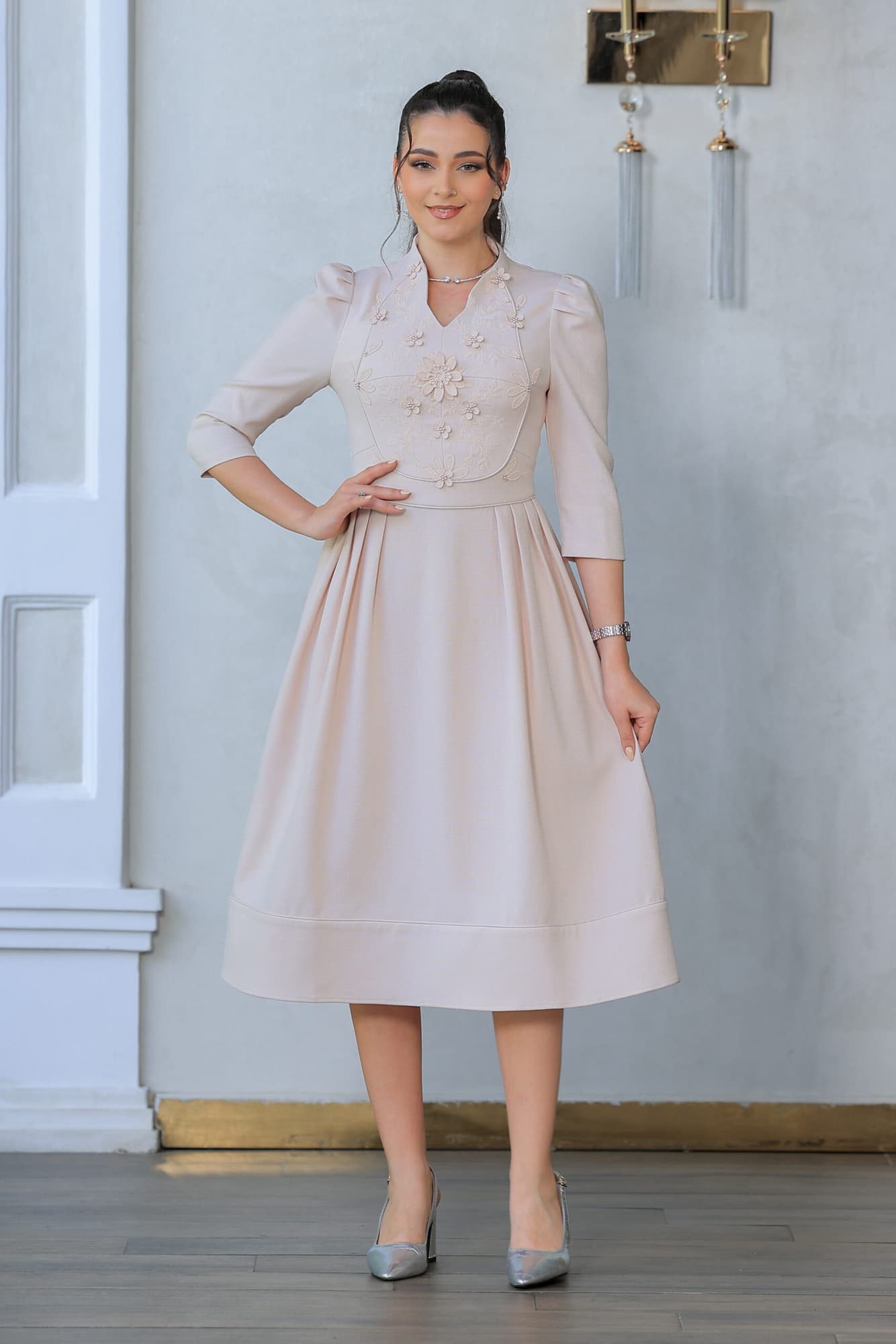 فستان ميدي مزين بطبعات ورود على الصدر