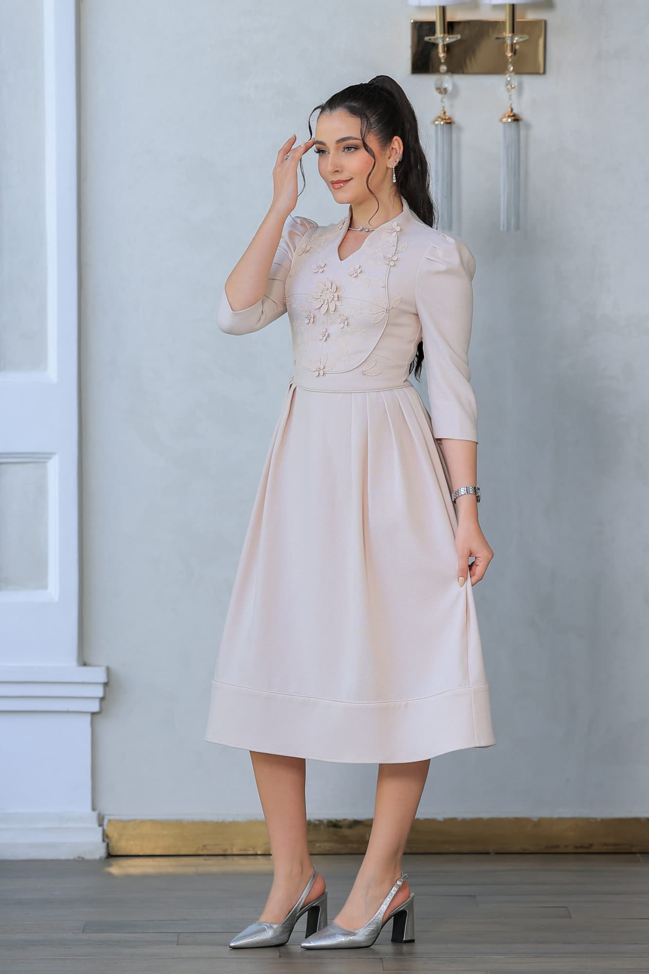 فستان ميدي مزين بطبعات ورود على الصدر