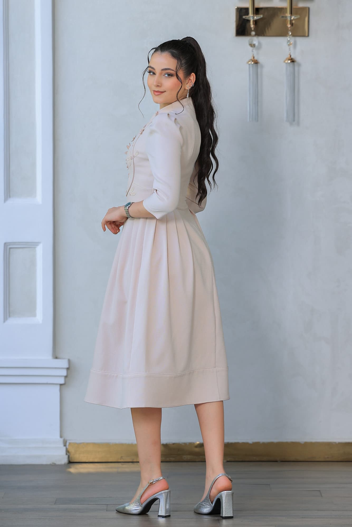 فستان ميدي مزين بطبعات ورود على الصدر