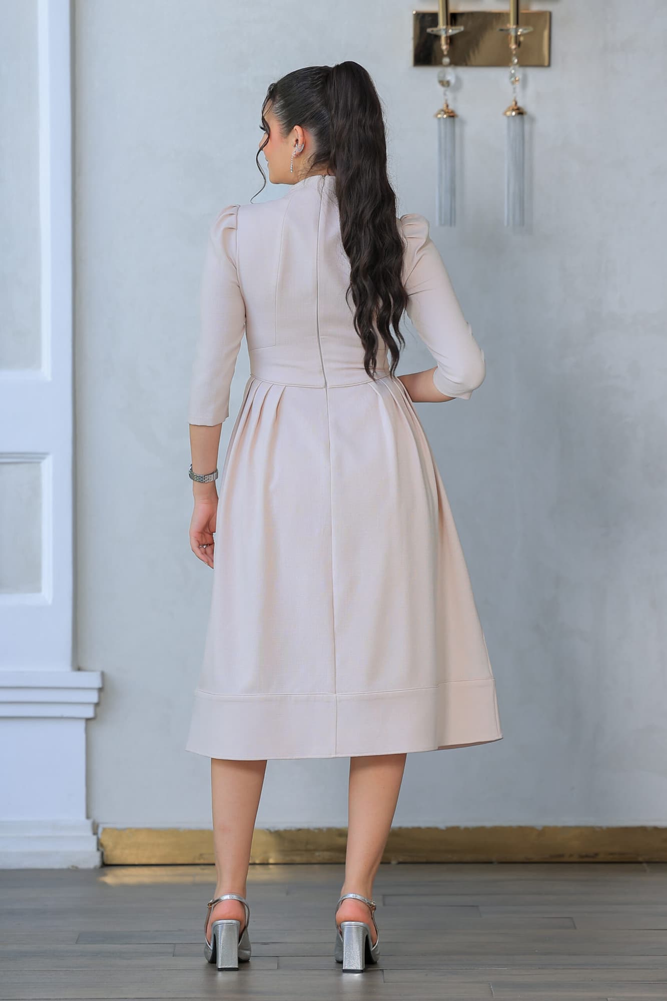 فستان ميدي مزين بطبعات ورود على الصدر