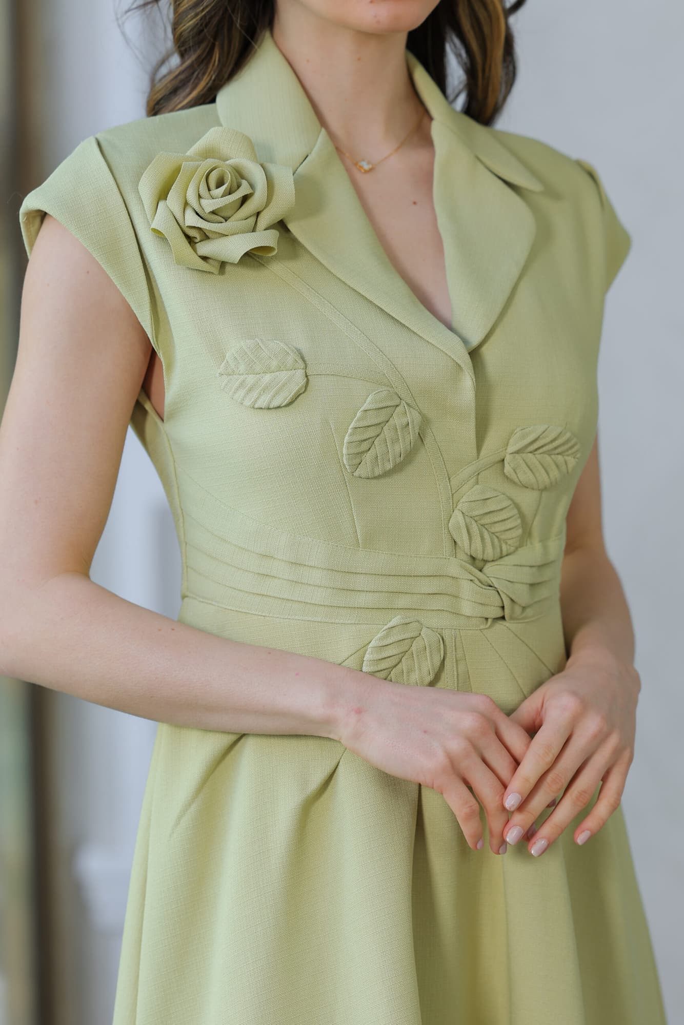 فستان مزين بورود وأوراق مصنوعة من نفس القماش عشبي