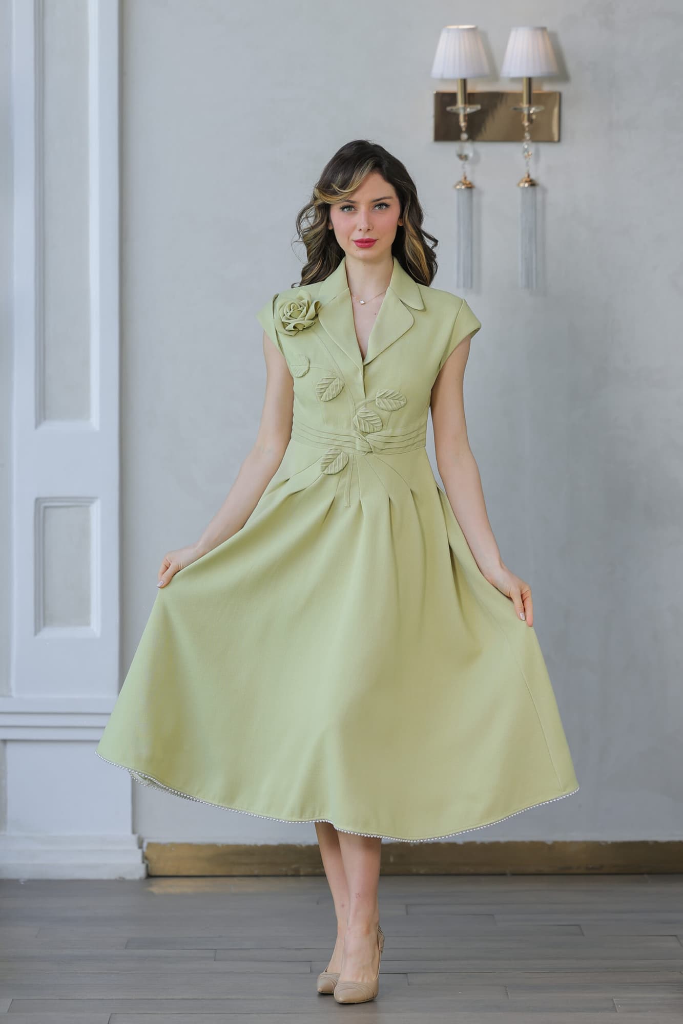 فستان مزين بورود وأوراق مصنوعة من نفس القماش