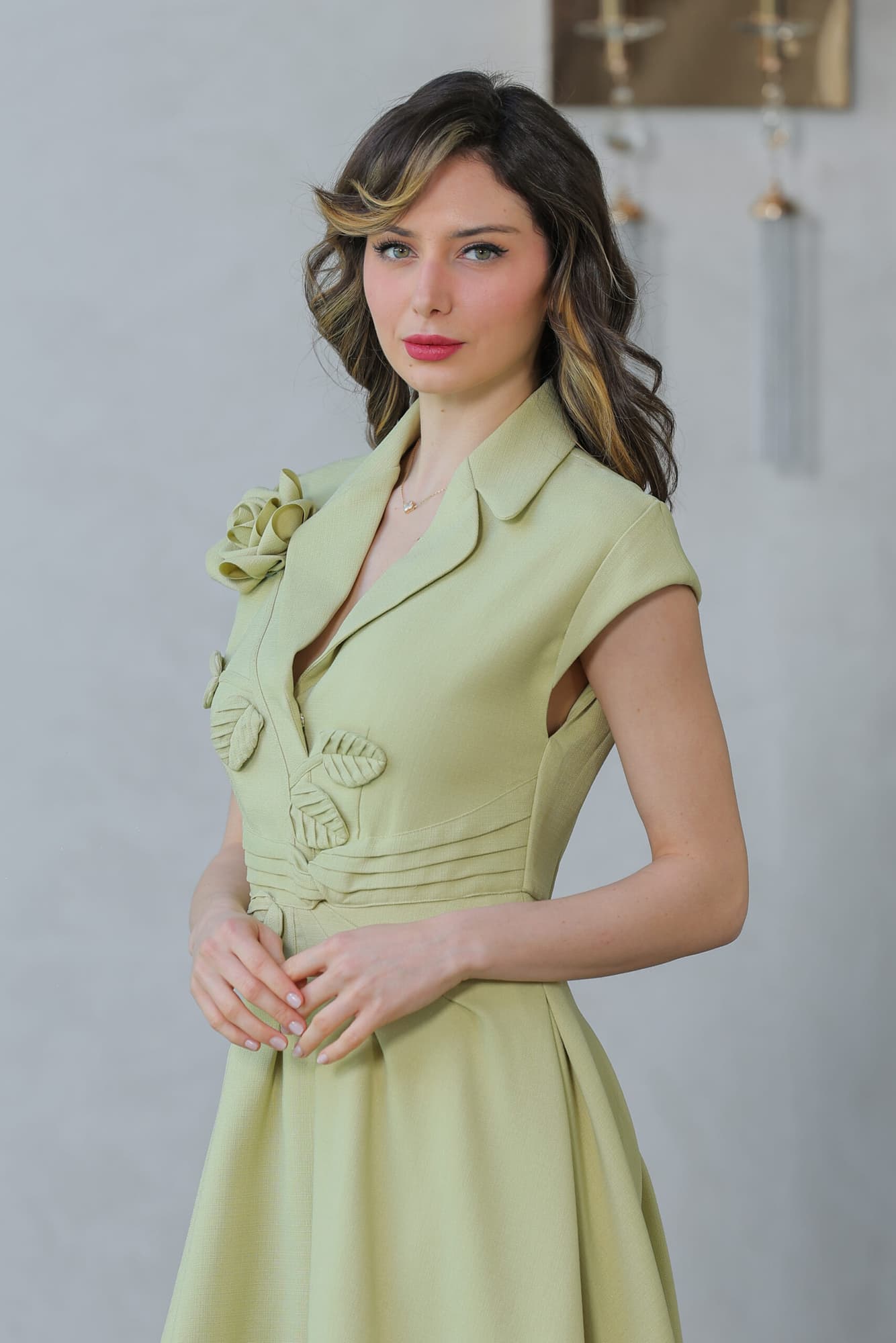 فستان مزين بورود وأوراق مصنوعة من نفس القماش