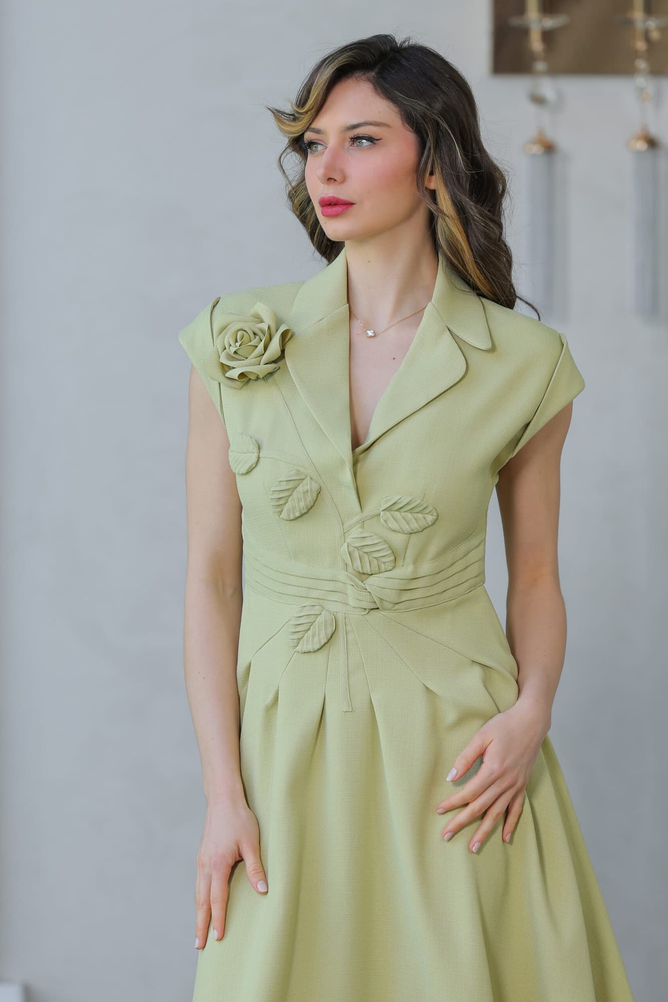 فستان مزين بورود وأوراق مصنوعة من نفس القماش