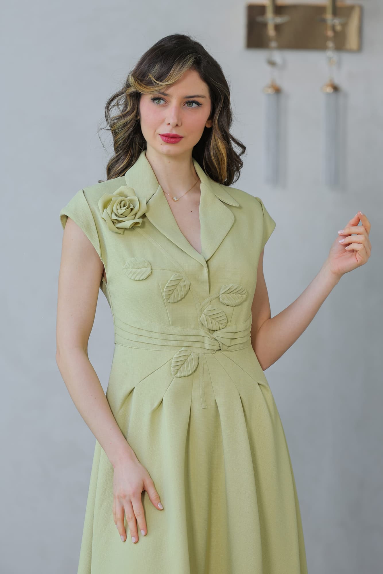 فستان مزين بورود وأوراق مصنوعة من نفس القماش