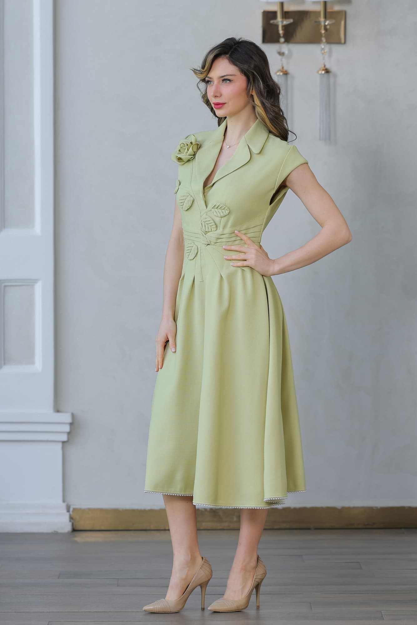 فستان مزين بورود وأوراق مصنوعة من نفس القماش