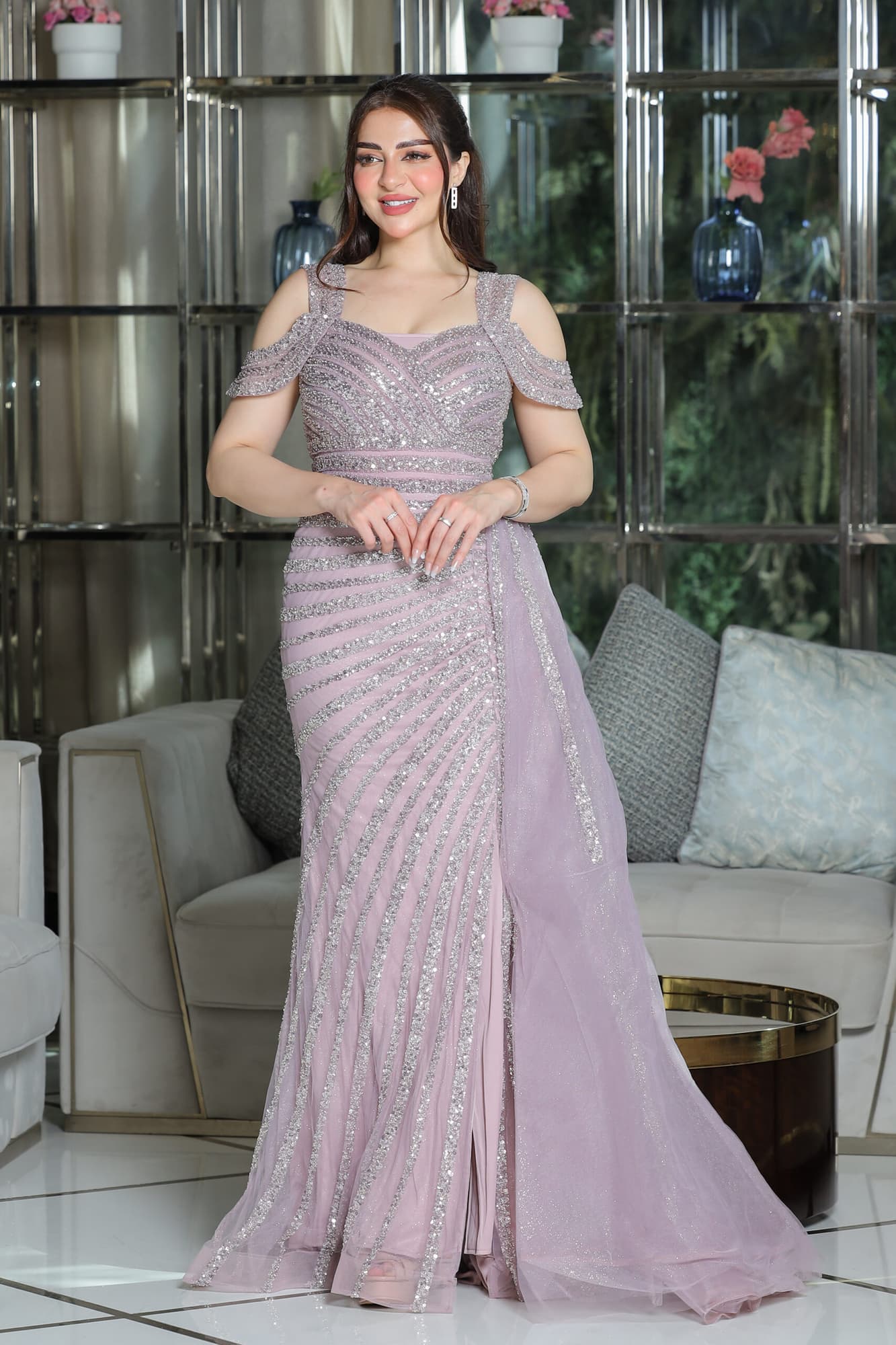 فستان سهرة بقصه كتف مميزة وذيل جانبي