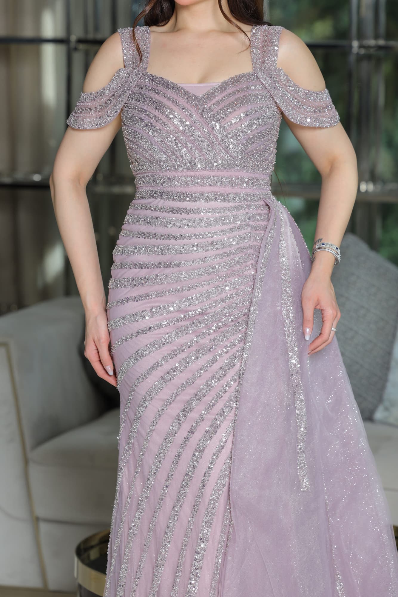 فستان سهرة بقصه كتف مميزة وذيل جانبي