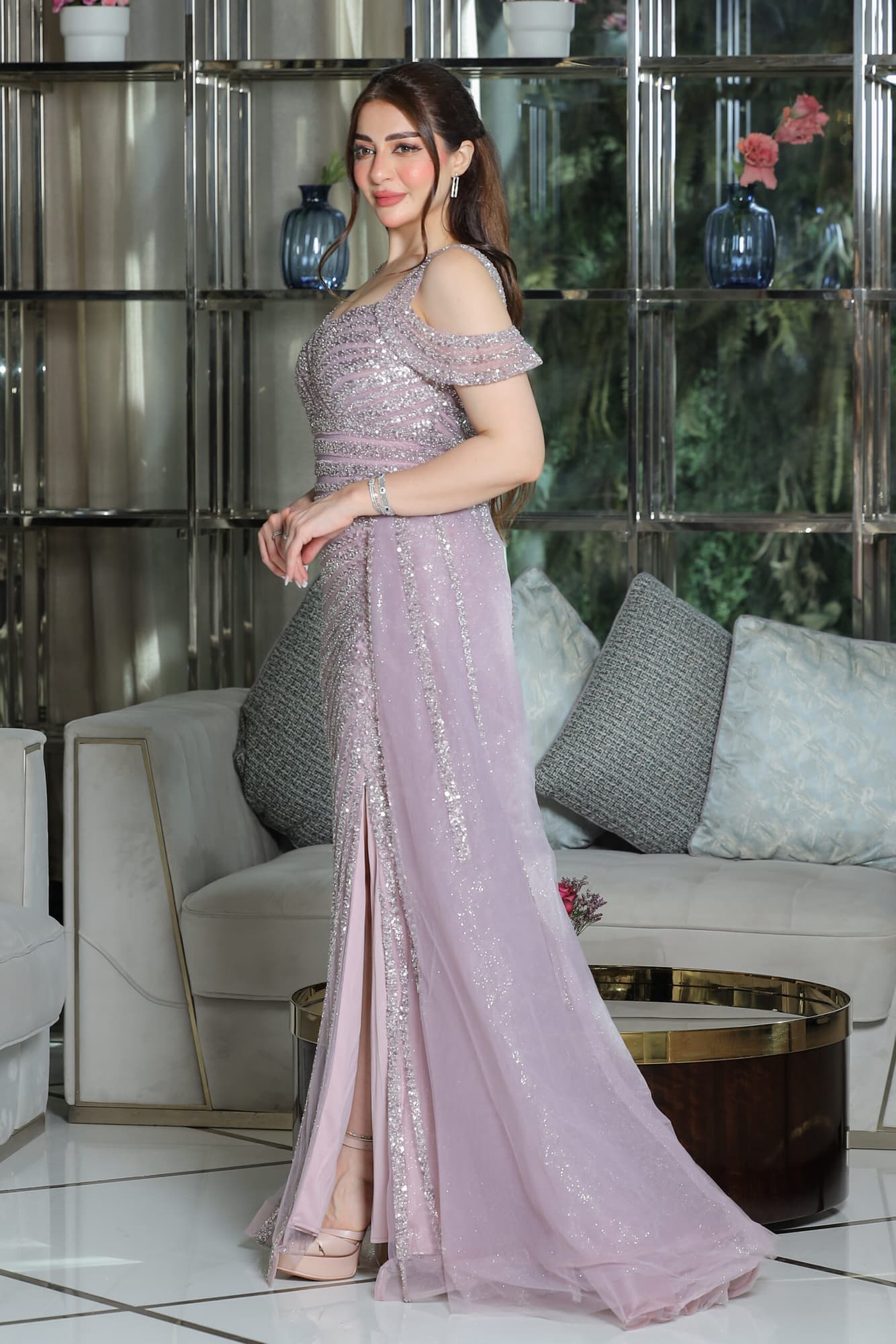 فستان سهرة بقصه كتف مميزة وذيل جانبي