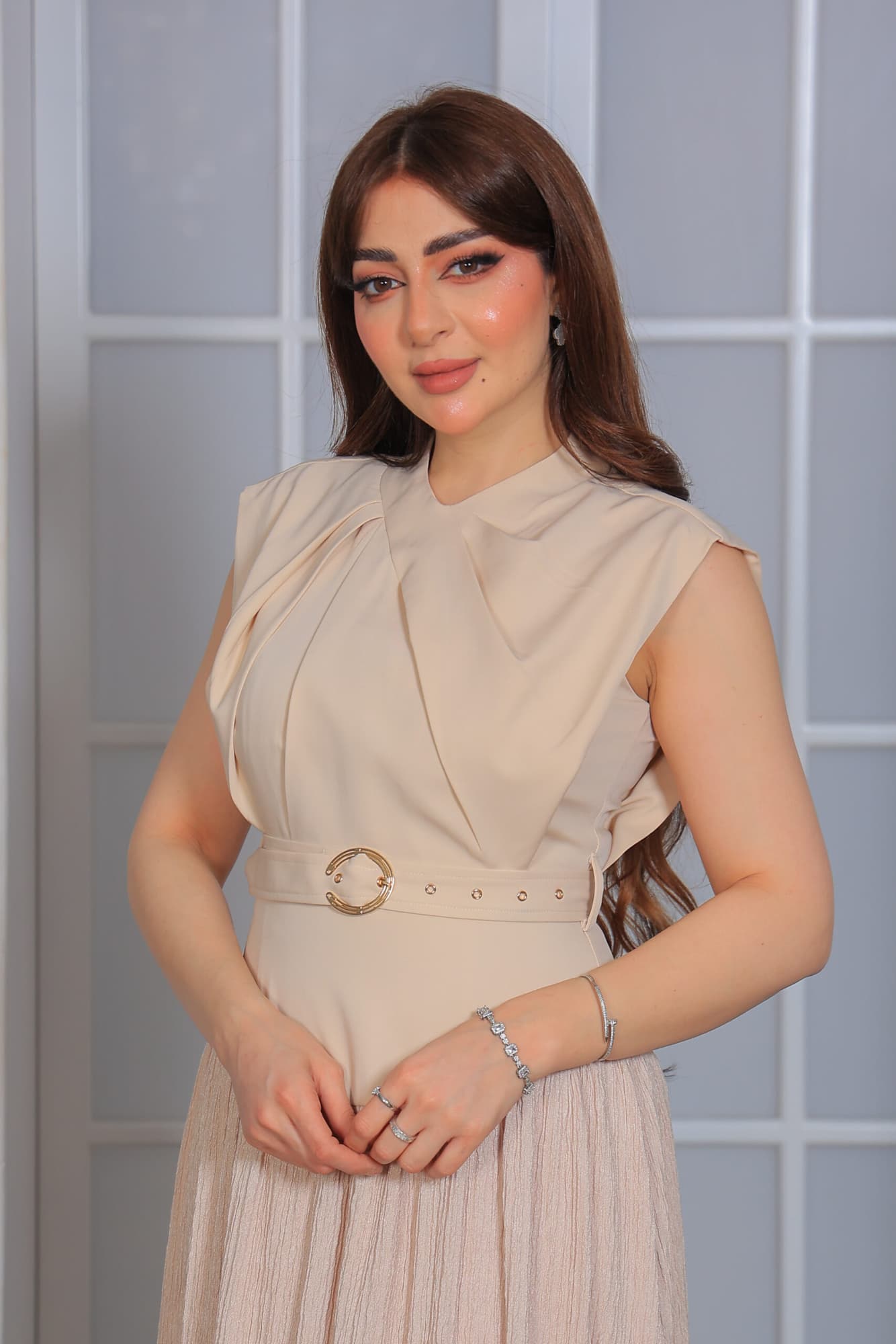 فستان أنيق يتميز بتصميم عصري ذات طابع كلاسيكي