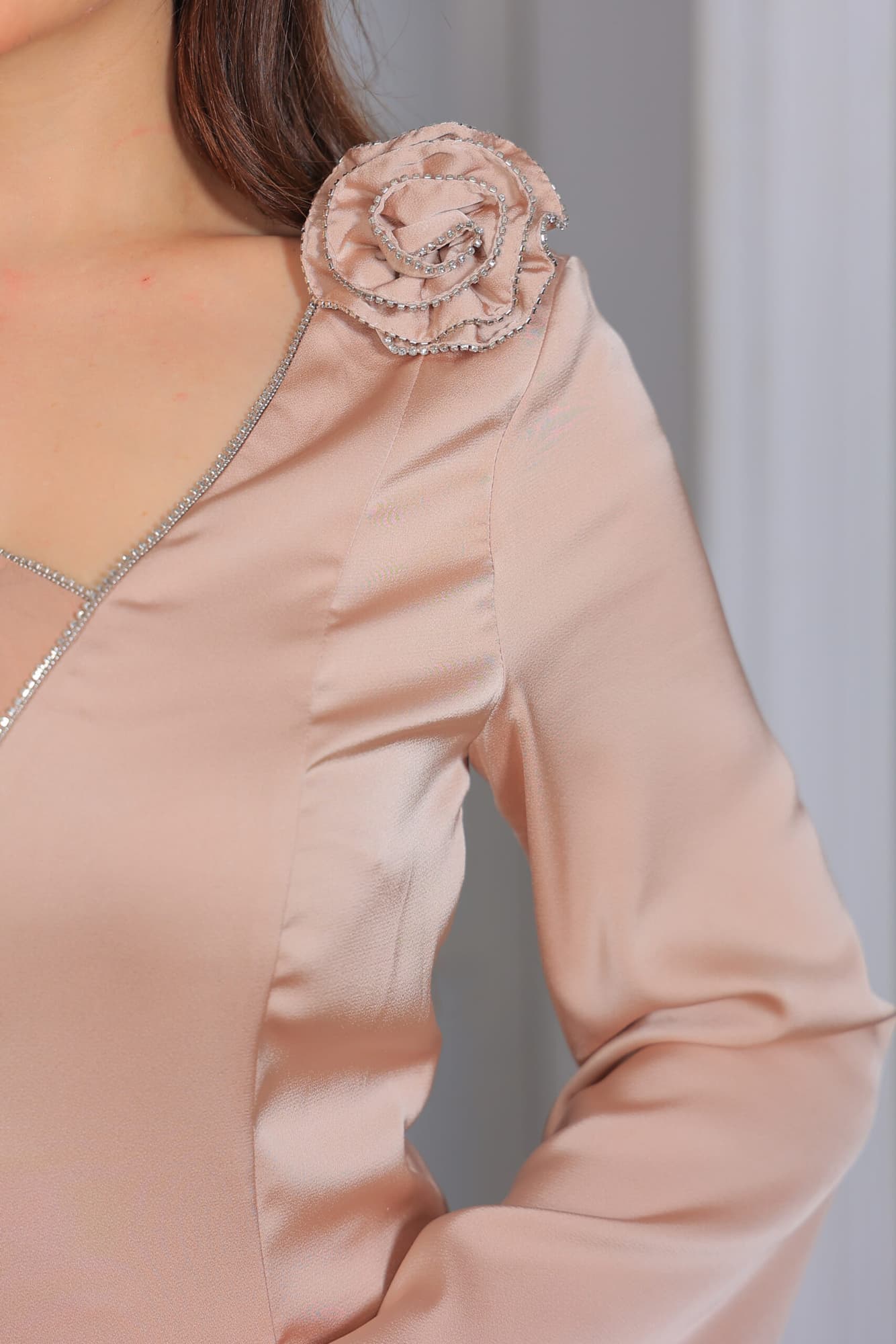 فستان أنيق يتميز بتصميم راقٍ يجمع بين الفخامة والعصرية بيج