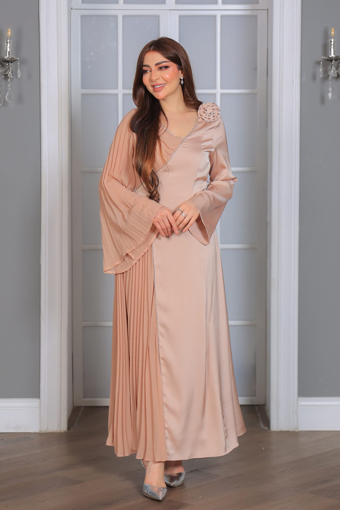 فستان أنيق يتميز بتصميم راقٍ يجمع بين الفخامة والعصرية