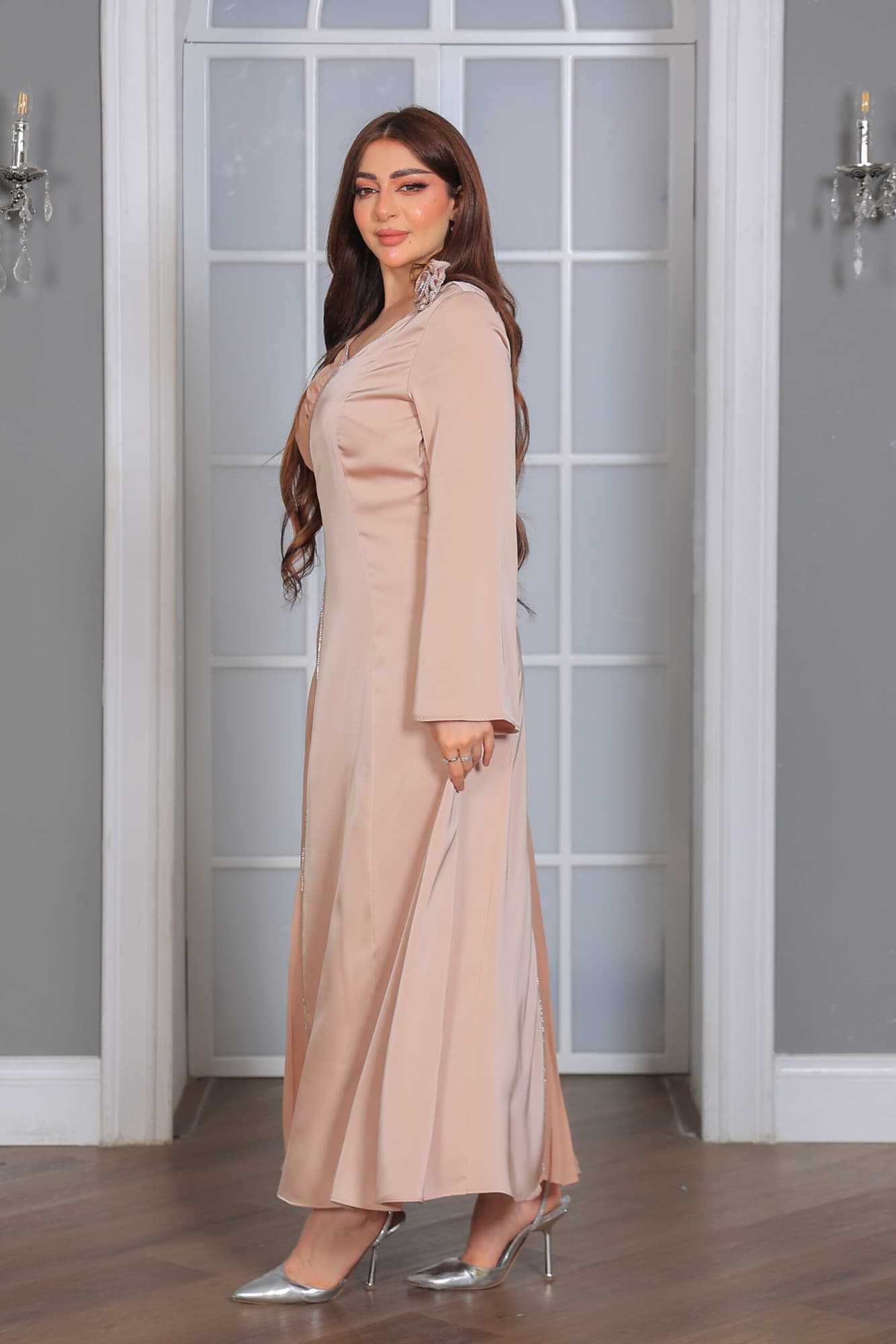فستان أنيق يتميز بتصميم راقٍ يجمع بين الفخامة والعصرية
