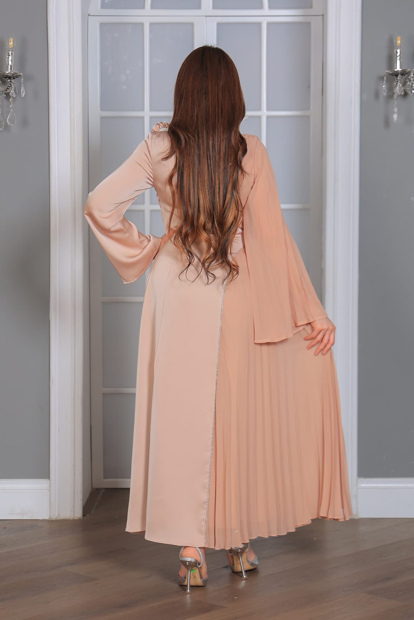 فستان أنيق يتميز بتصميم راقٍ يجمع بين الفخامة والعصرية