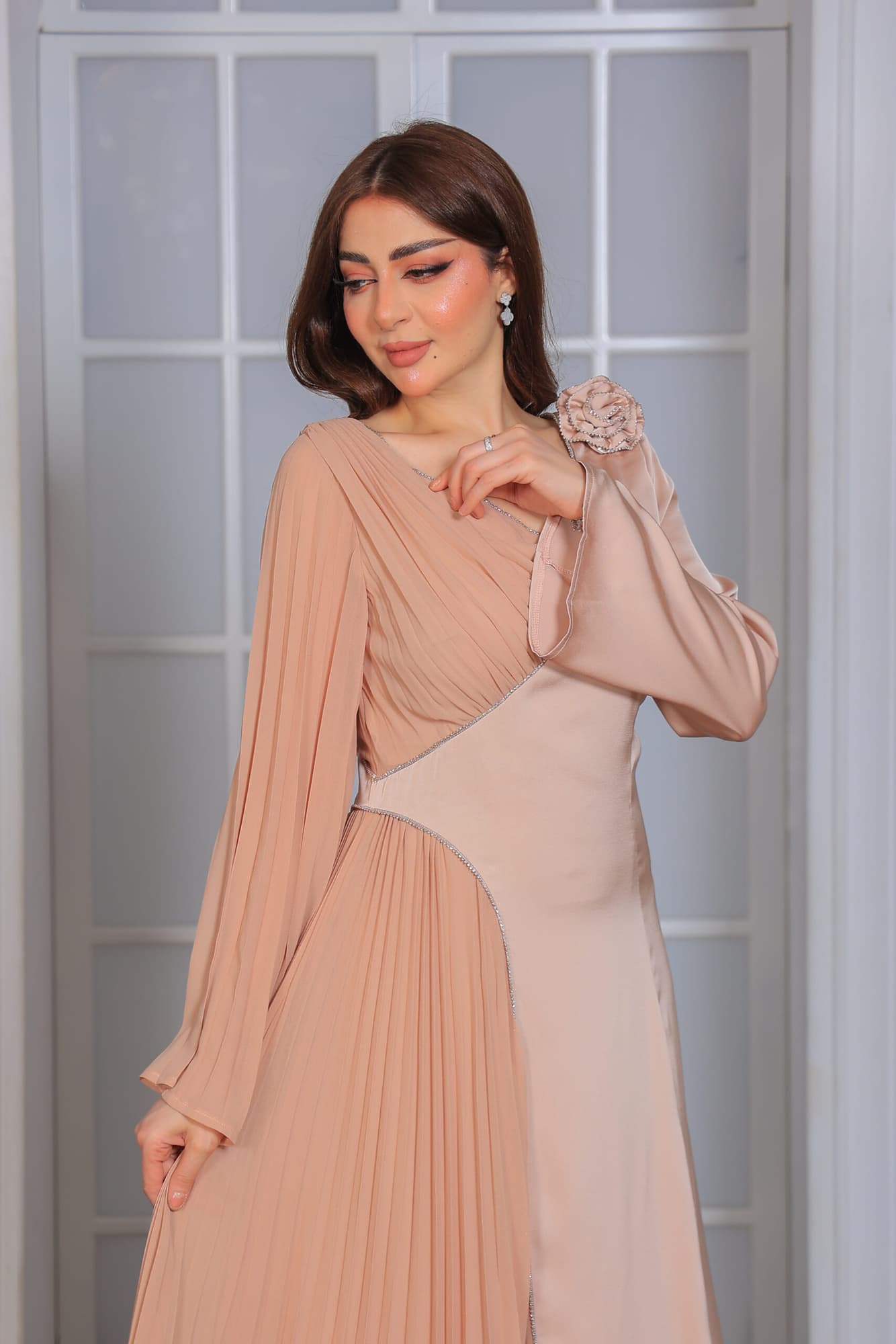 فستان أنيق يتميز بتصميم راقٍ يجمع بين الفخامة والعصرية