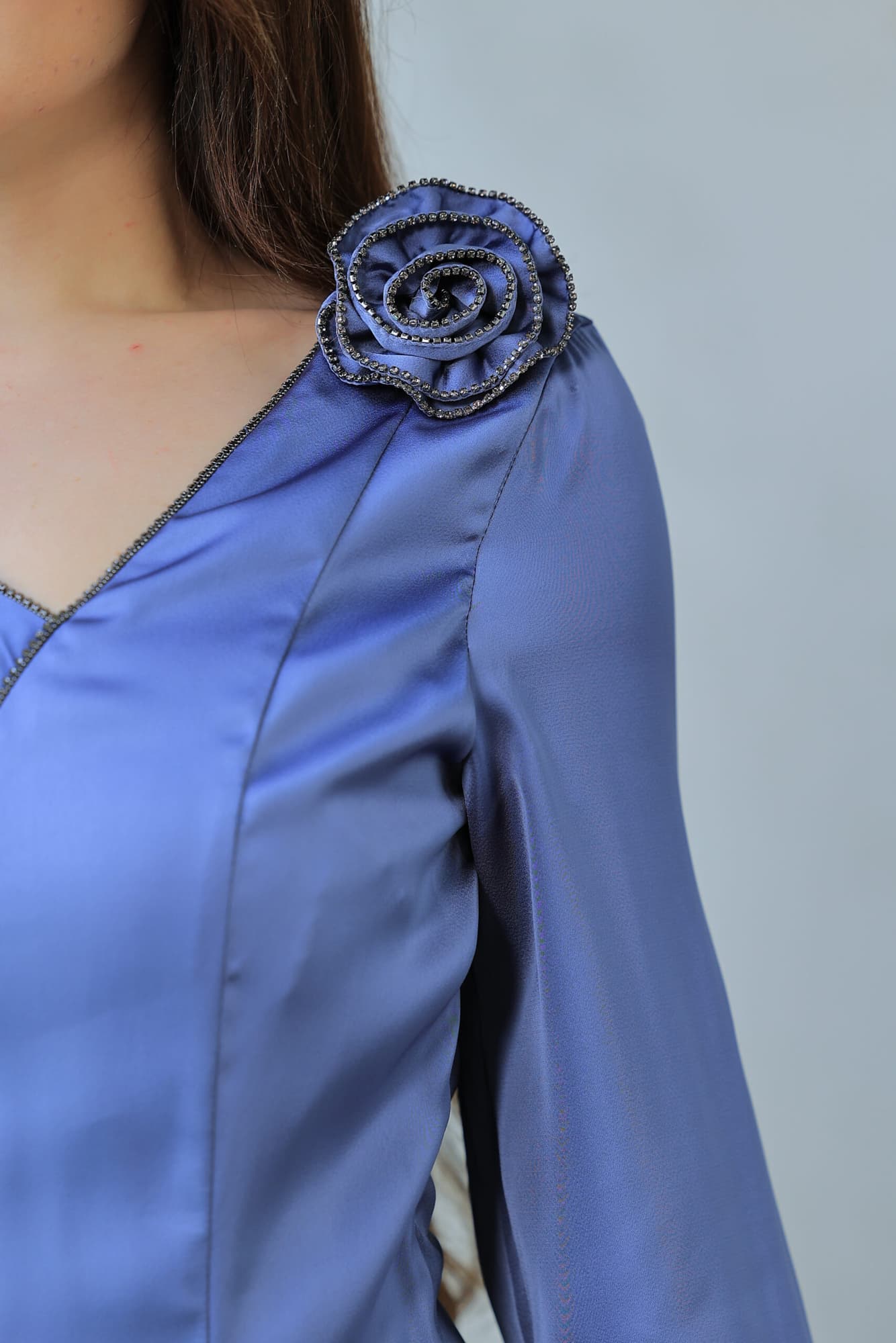 فستان أنيق يتميز بتصميم راقٍ يجمع بين الفخامة والعصرية periwinkle