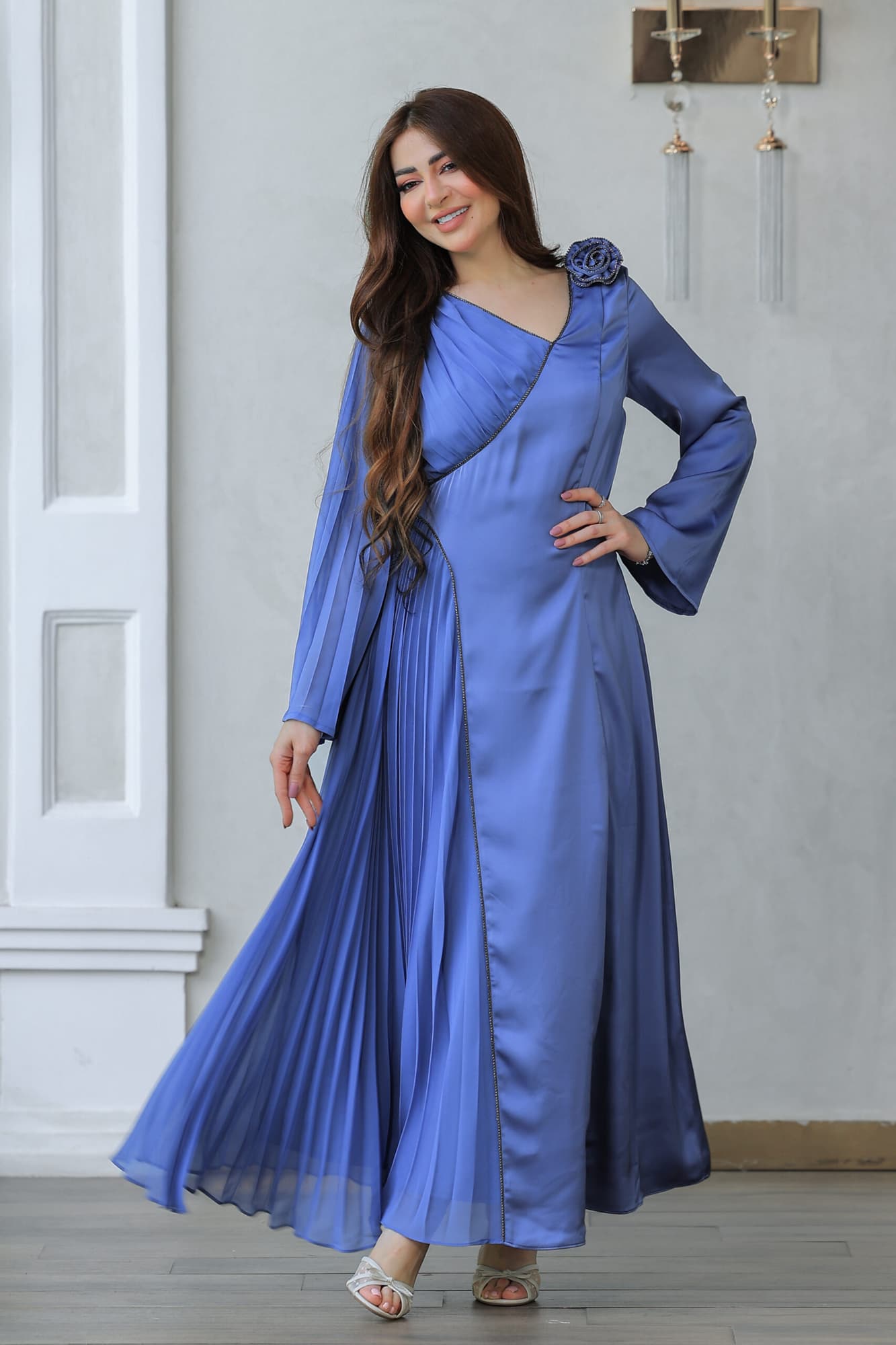 فستان أنيق يتميز بتصميم راقٍ يجمع بين الفخامة والعصرية