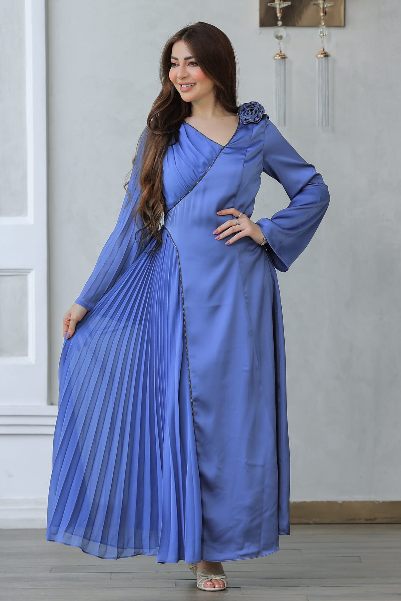 فستان أنيق يتميز بتصميم راقٍ يجمع بين الفخامة والعصرية