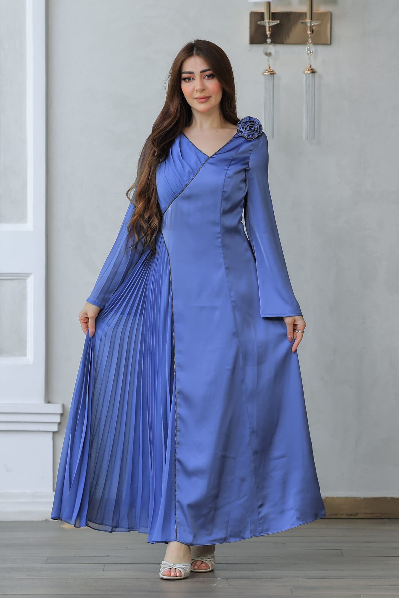 فستان أنيق يتميز بتصميم راقٍ يجمع بين الفخامة والعصرية