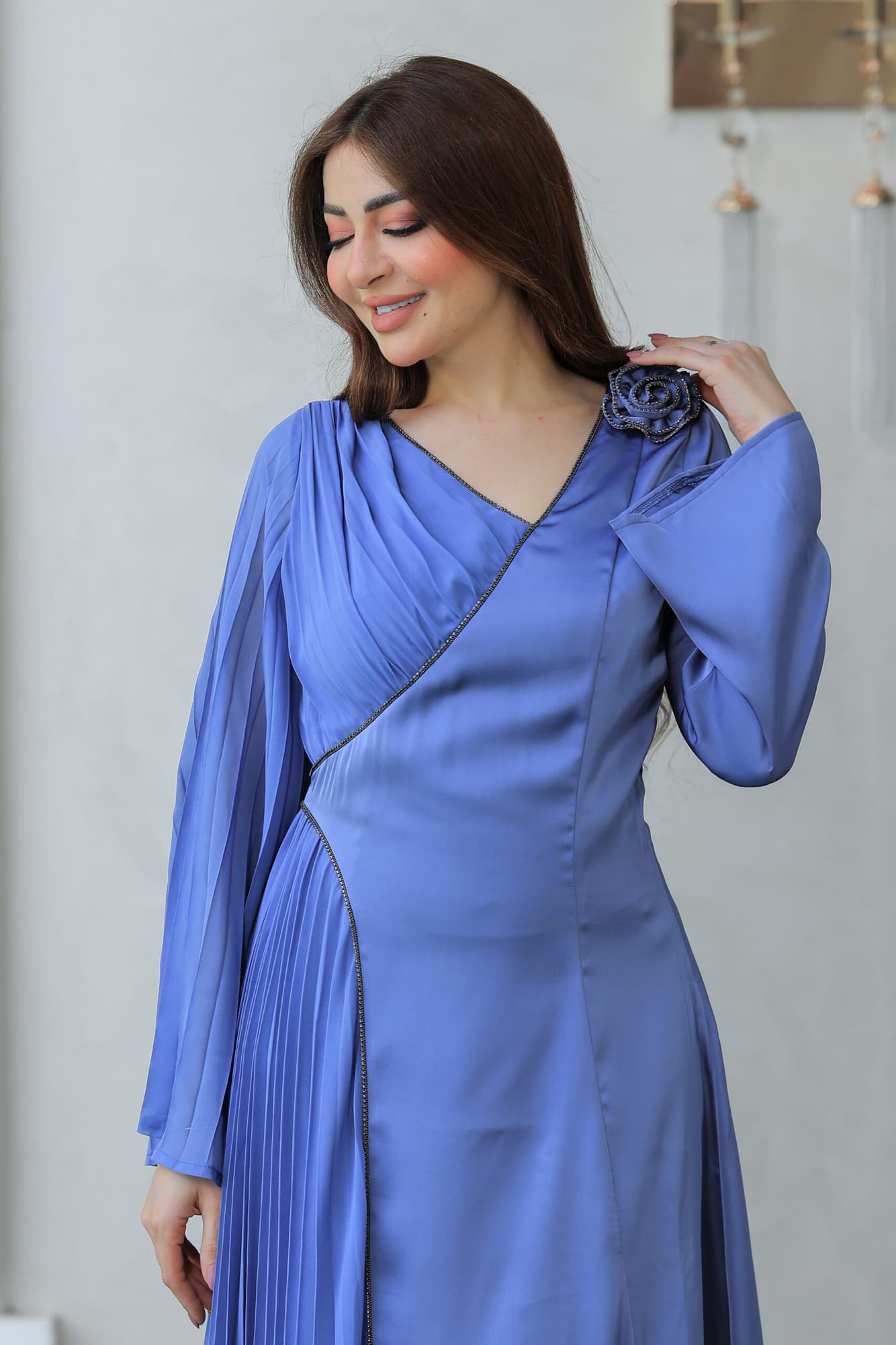 فستان أنيق يتميز بتصميم راقٍ يجمع بين الفخامة والعصرية