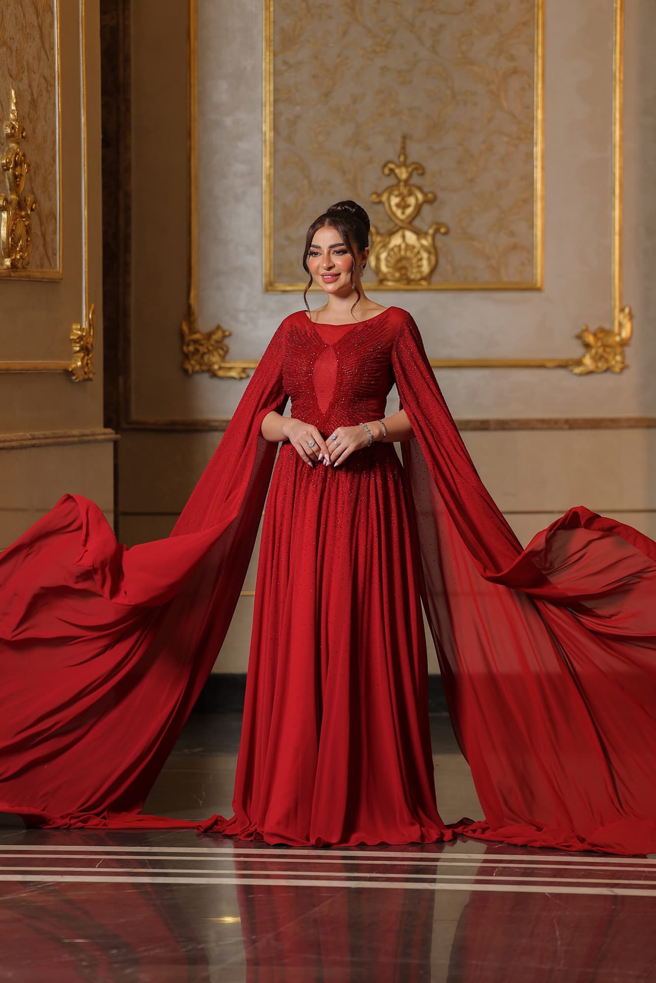 فستان سهره كلوش بتطريز ناعم ع الصدر واكمام منسدله