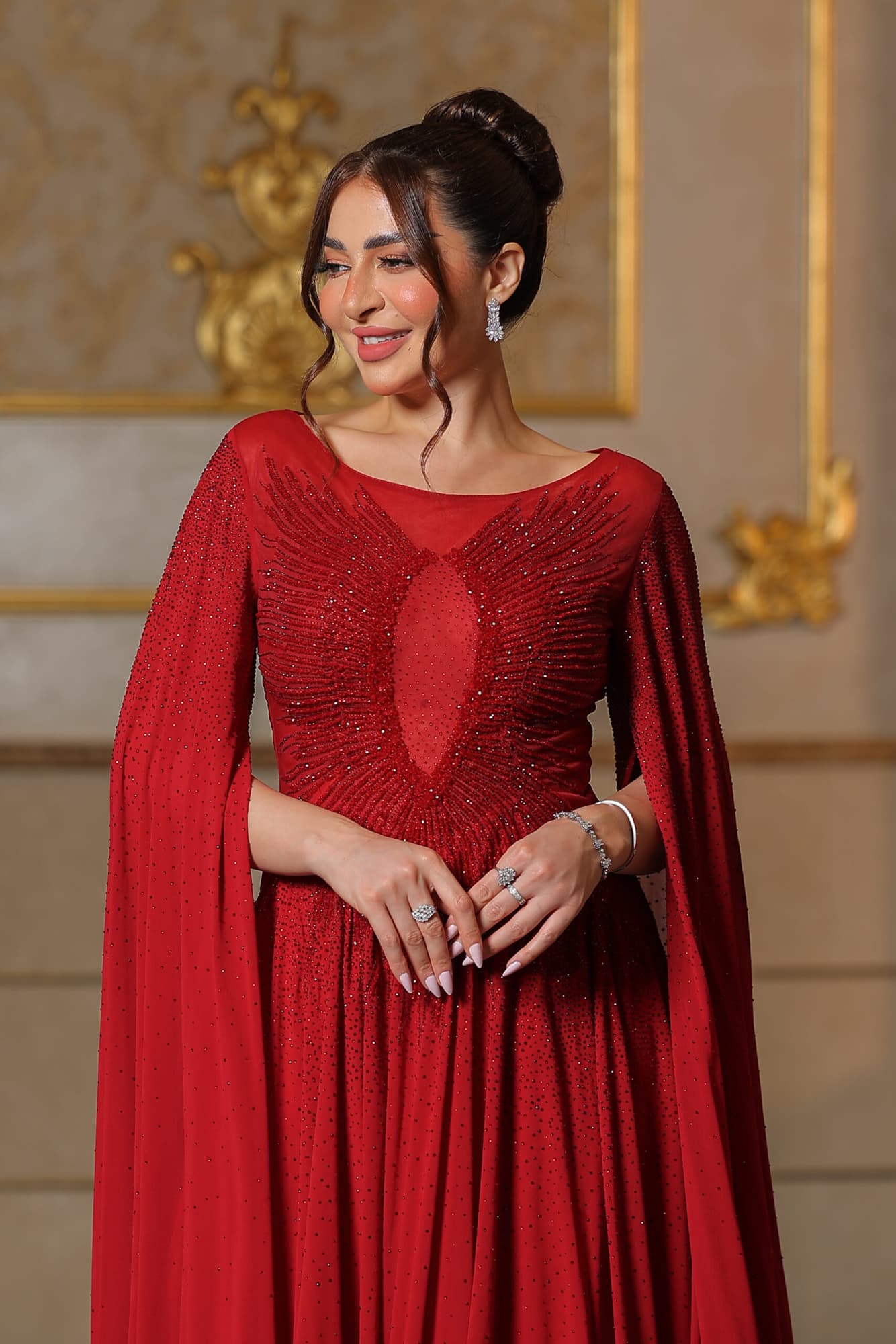 فستان سهره كلوش بتطريز ناعم ع الصدر واكمام منسدله