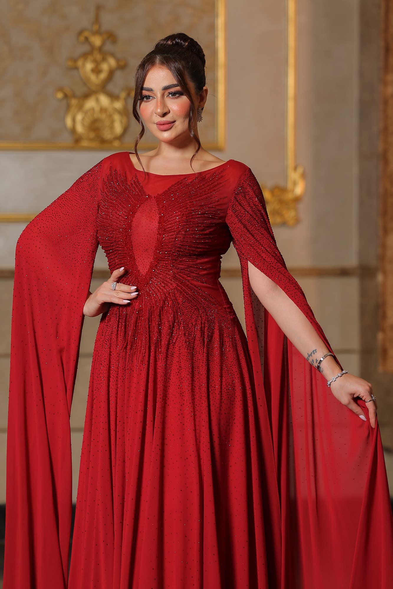 فستان سهره كلوش بتطريز ناعم ع الصدر واكمام منسدله