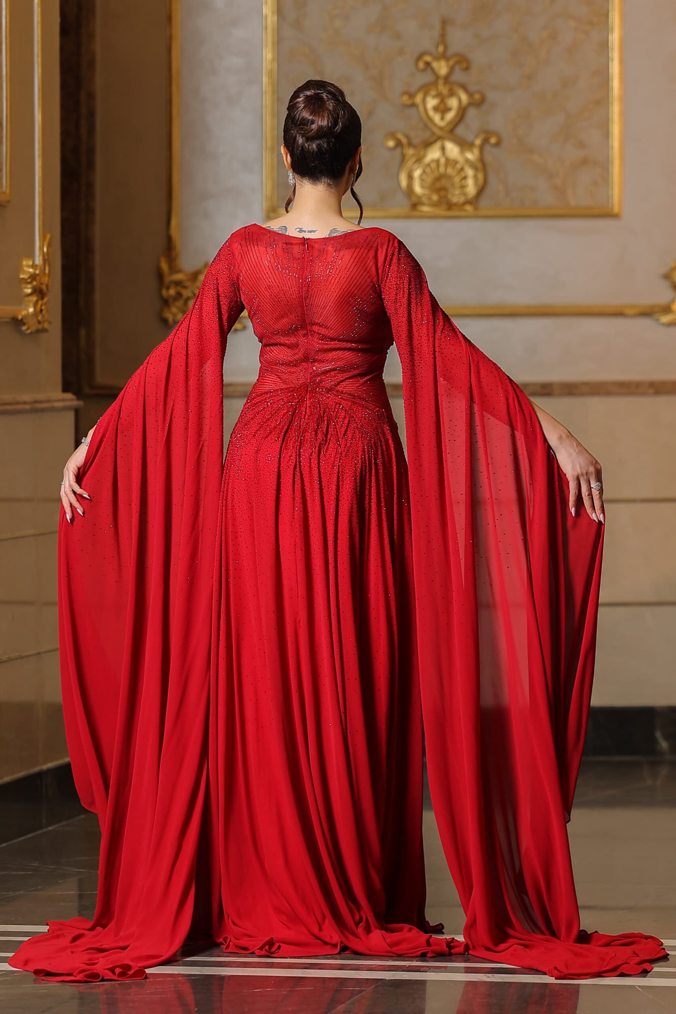 فستان سهره كلوش بتطريز ناعم ع الصدر واكمام منسدله