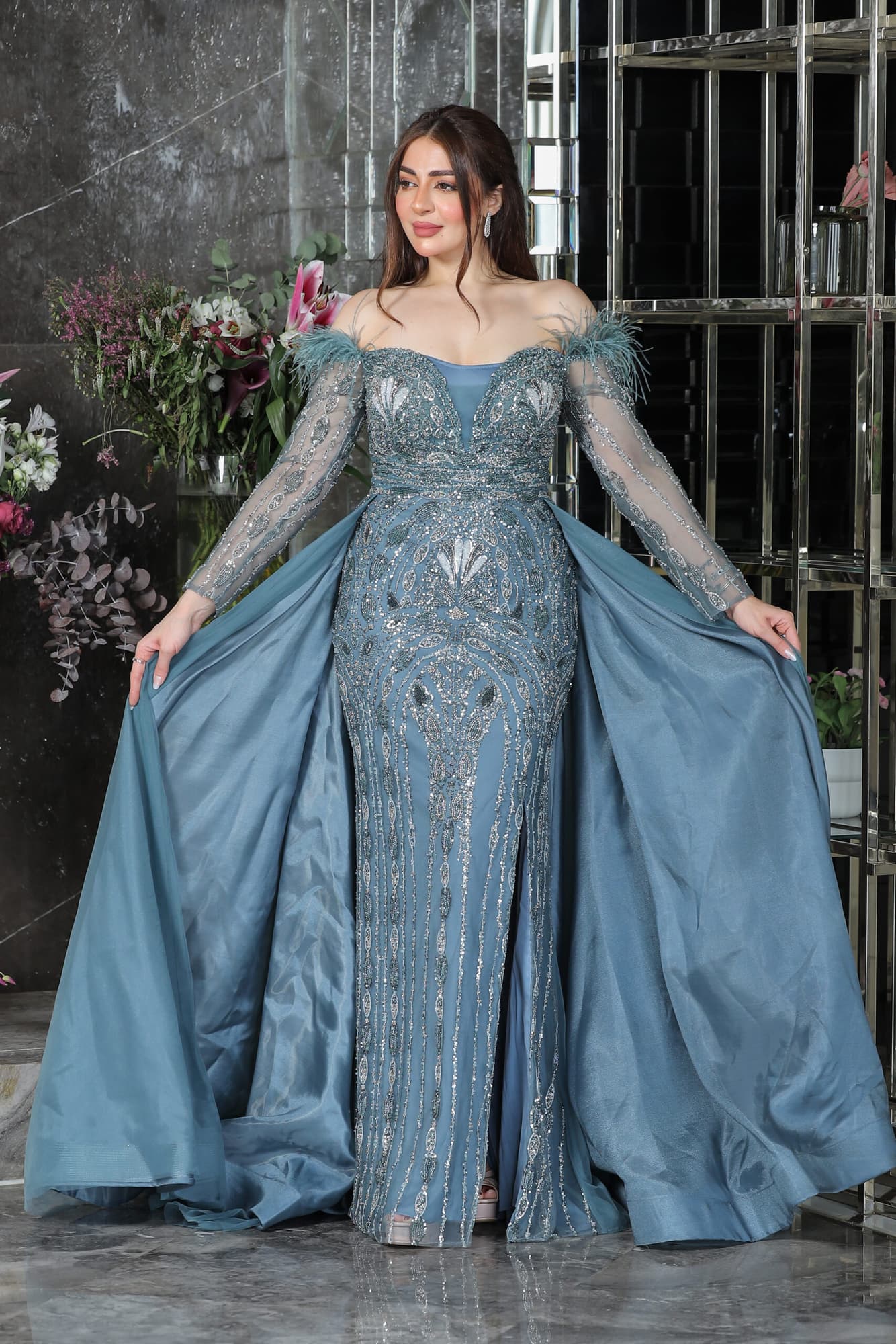 فستان سهرة مطرز بالخرز تصميم ذيل باكمام طويلة