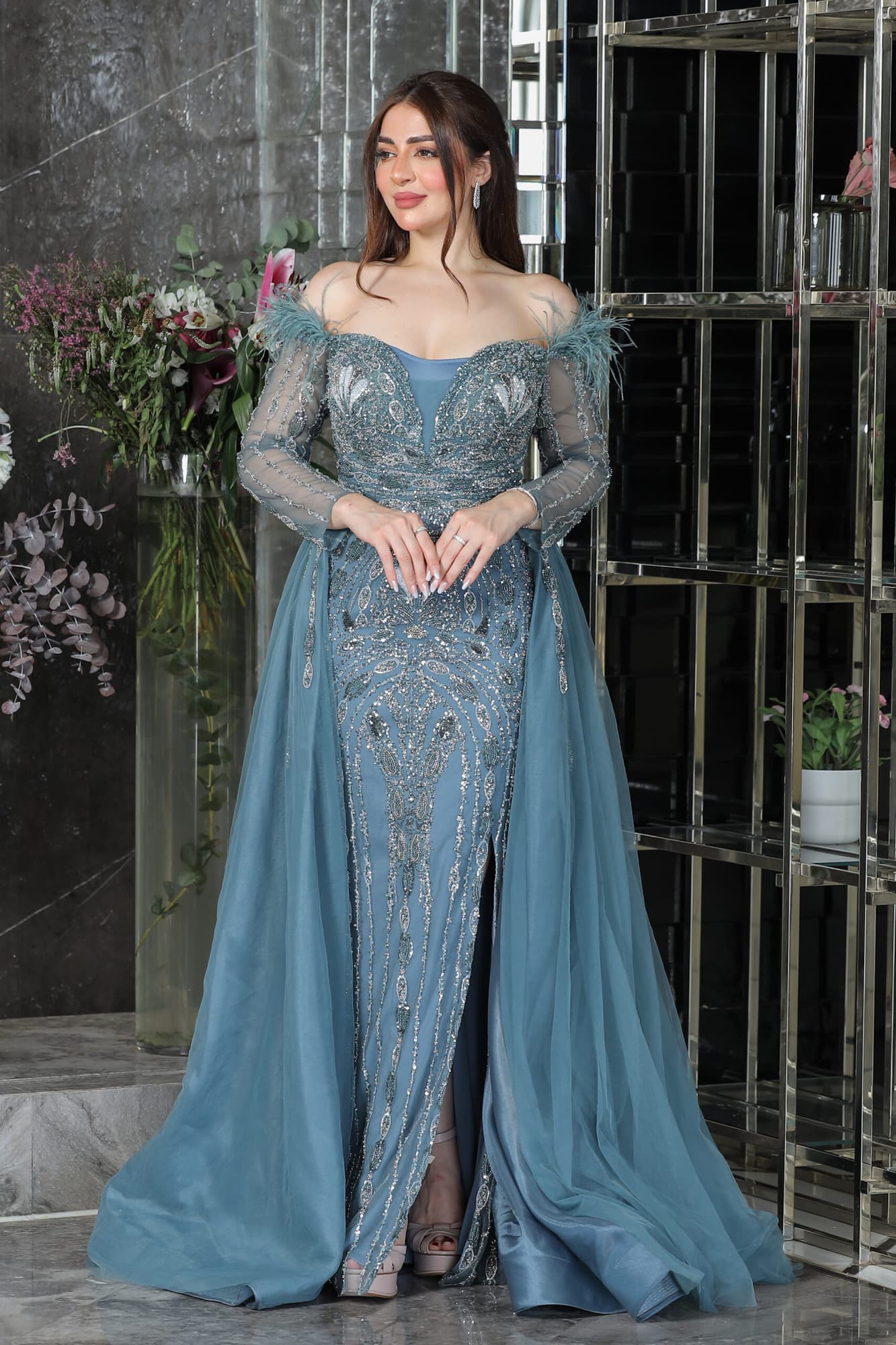 فستان سهرة مطرز بالخرز تصميم ذيل باكمام طويلة