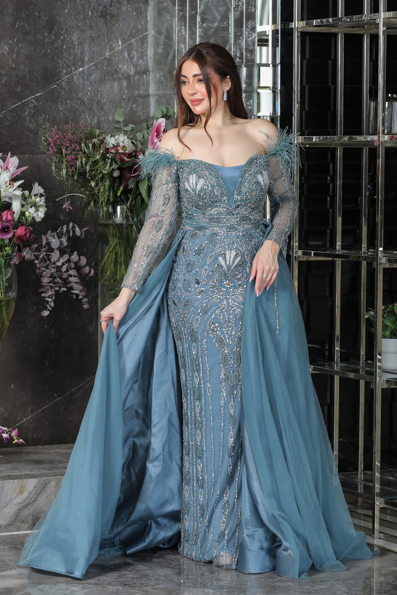 فستان سهرة مطرز بالخرز تصميم ذيل باكمام طويلة