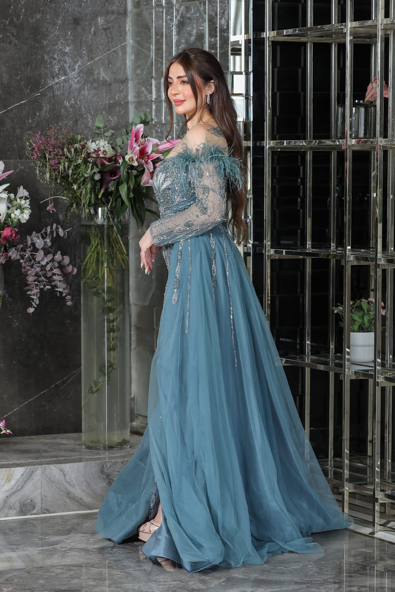 فستان سهرة مطرز بالخرز تصميم ذيل باكمام طويلة