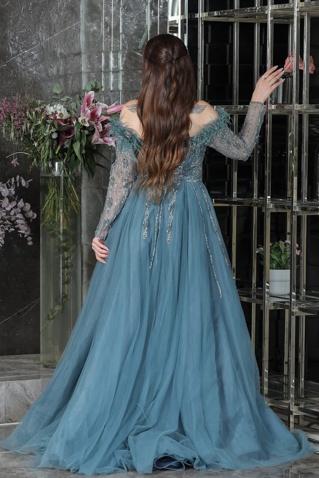 فستان سهرة مطرز بالخرز تصميم ذيل باكمام طويلة