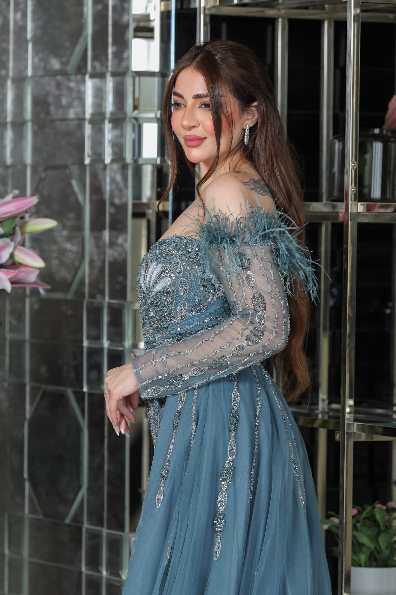 فستان سهرة مطرز بالخرز تصميم ذيل باكمام طويلة