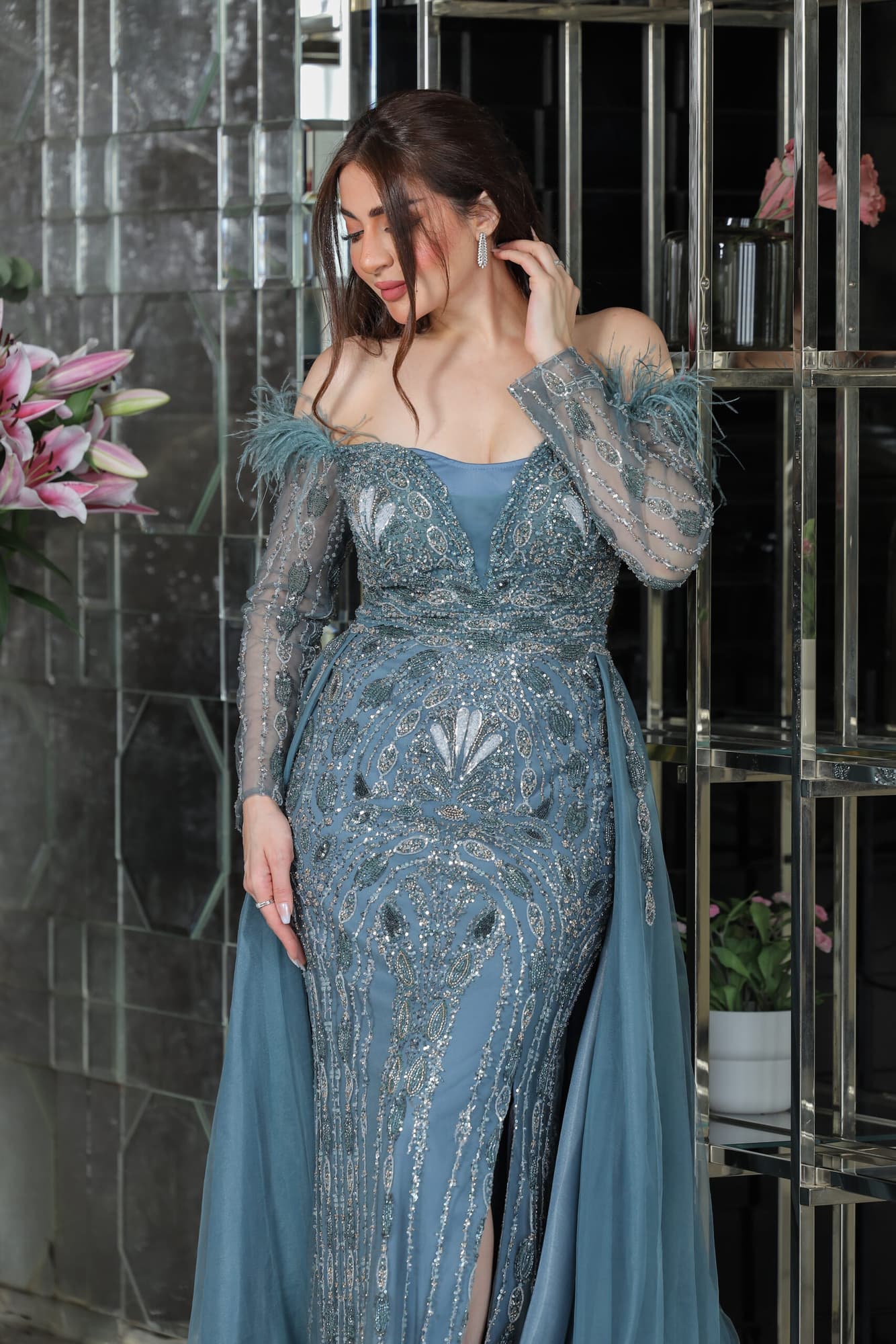 فستان سهرة مطرز بالخرز تصميم ذيل باكمام طويلة